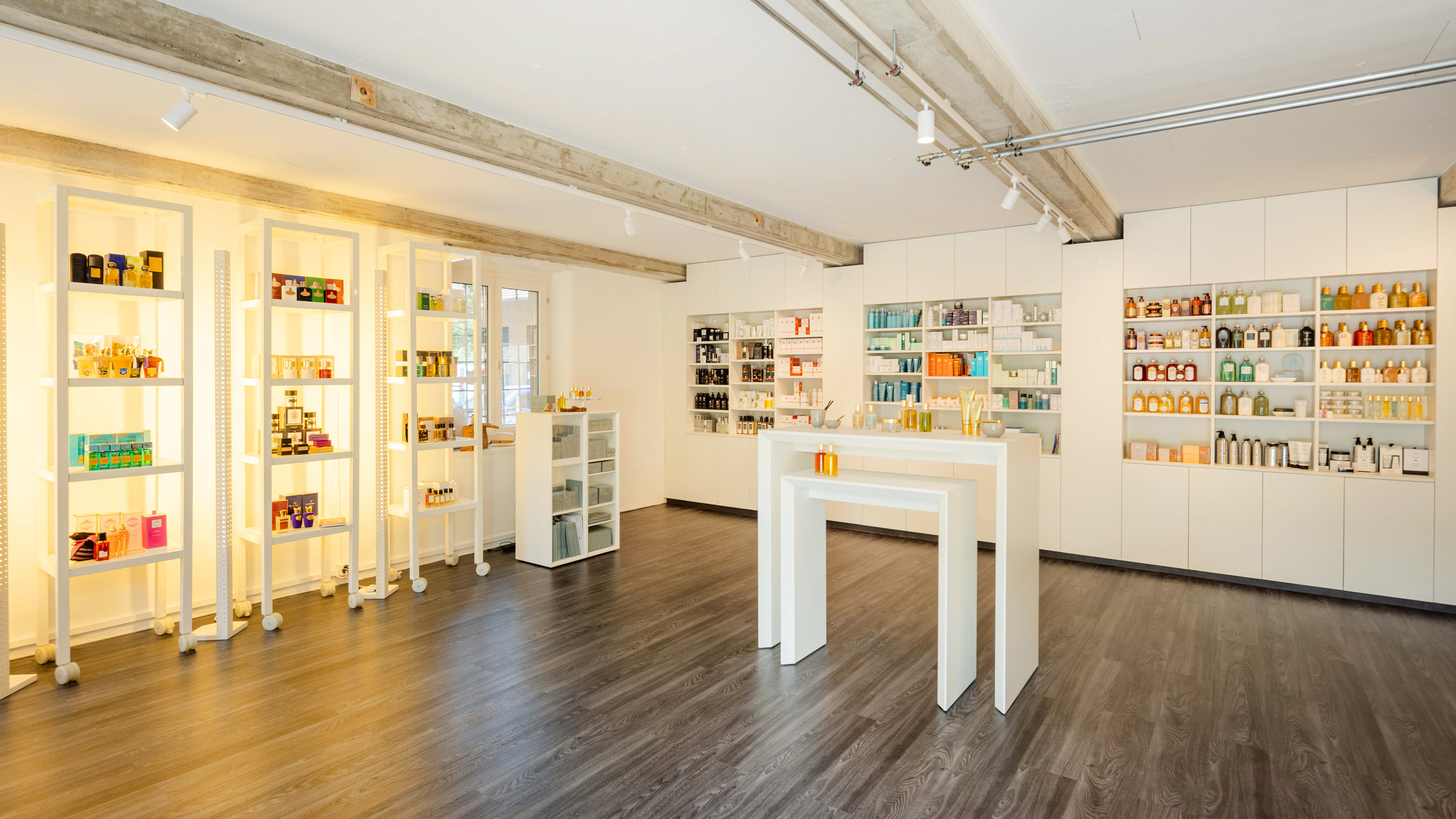 großer Raum mit Regalen und Tisch