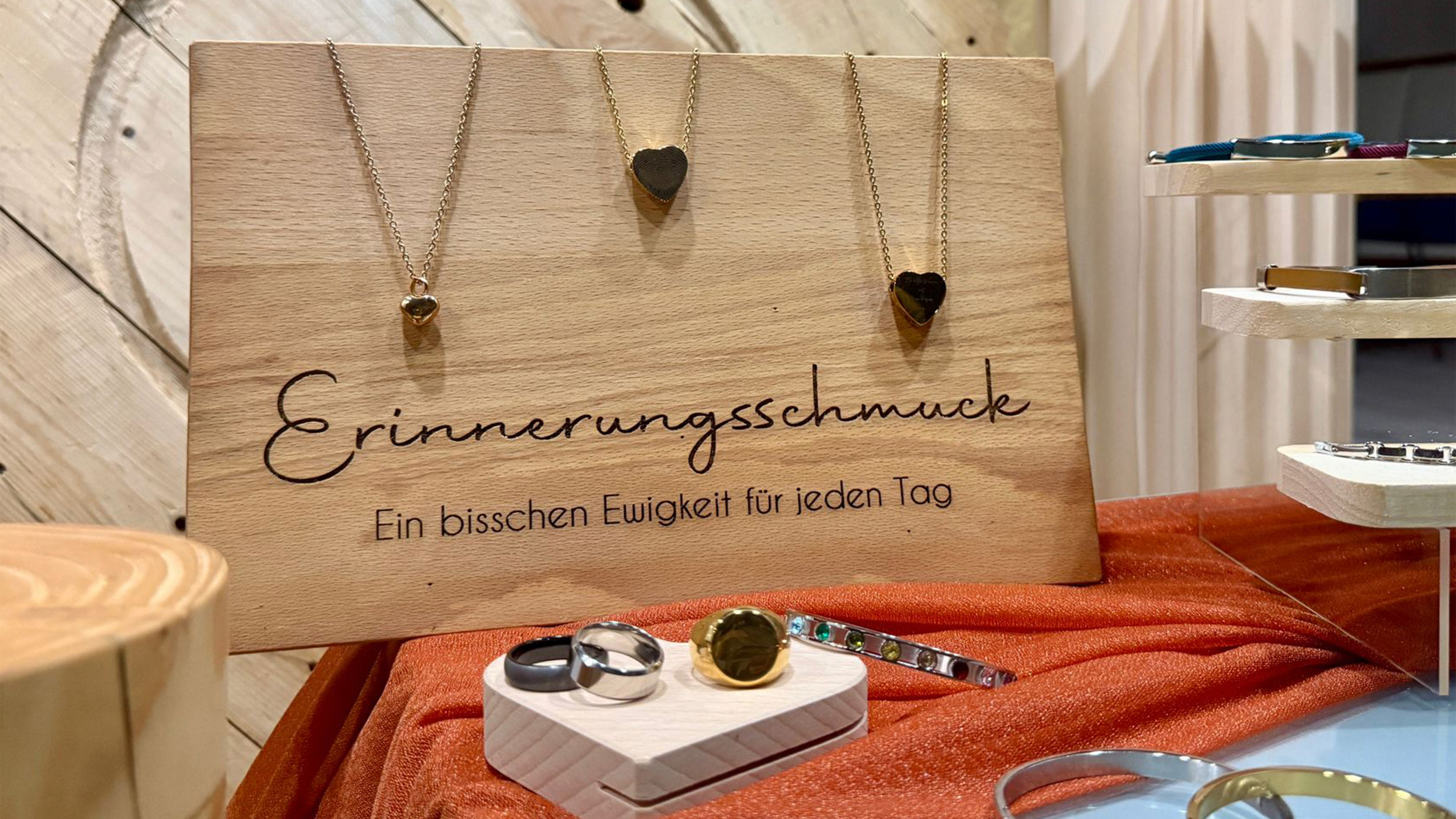 Bild von Ketten und Schmuck, Brett mit einer Aufschrift