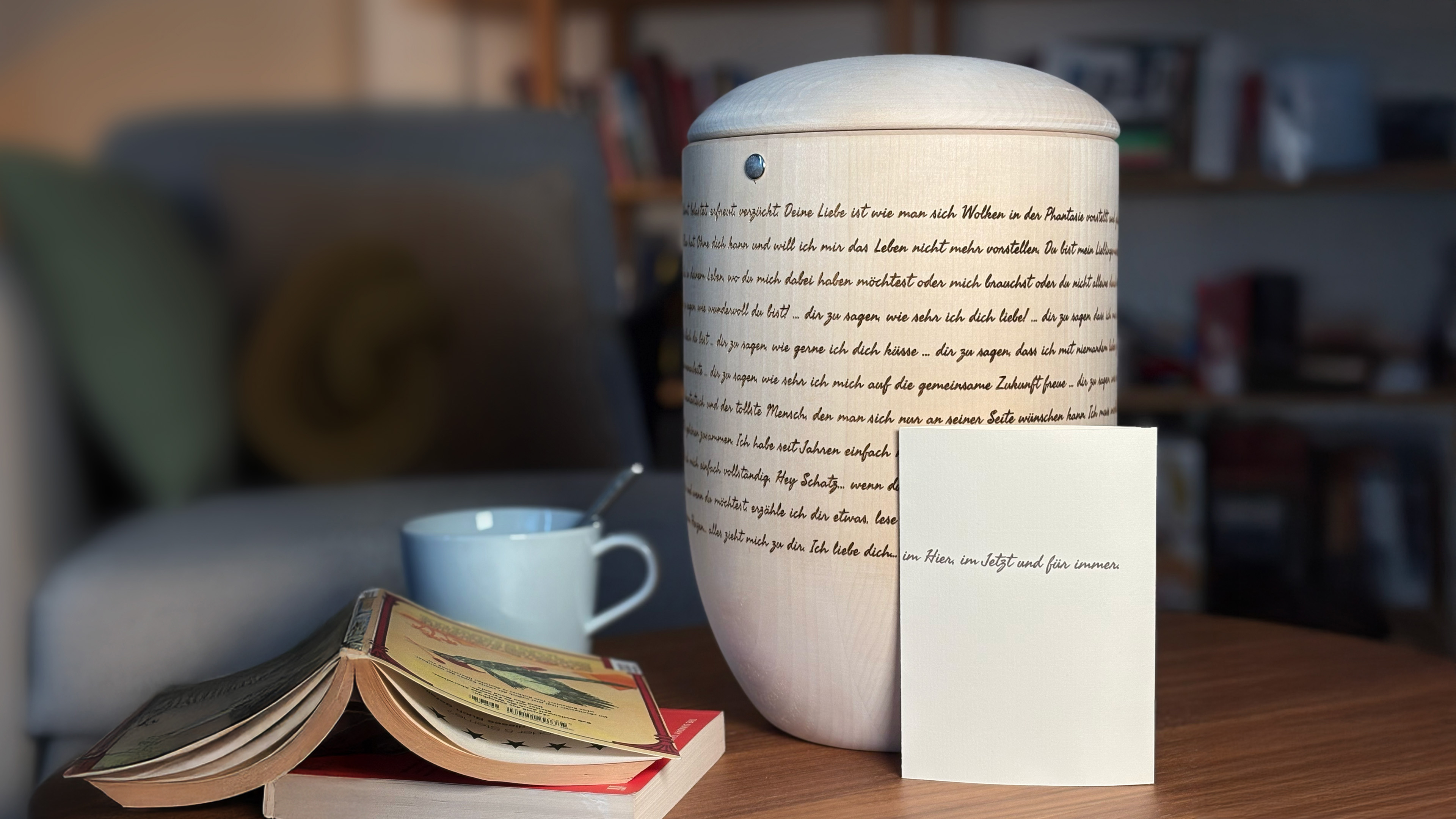 eine Urne aus Holz steht auf einem Tisch