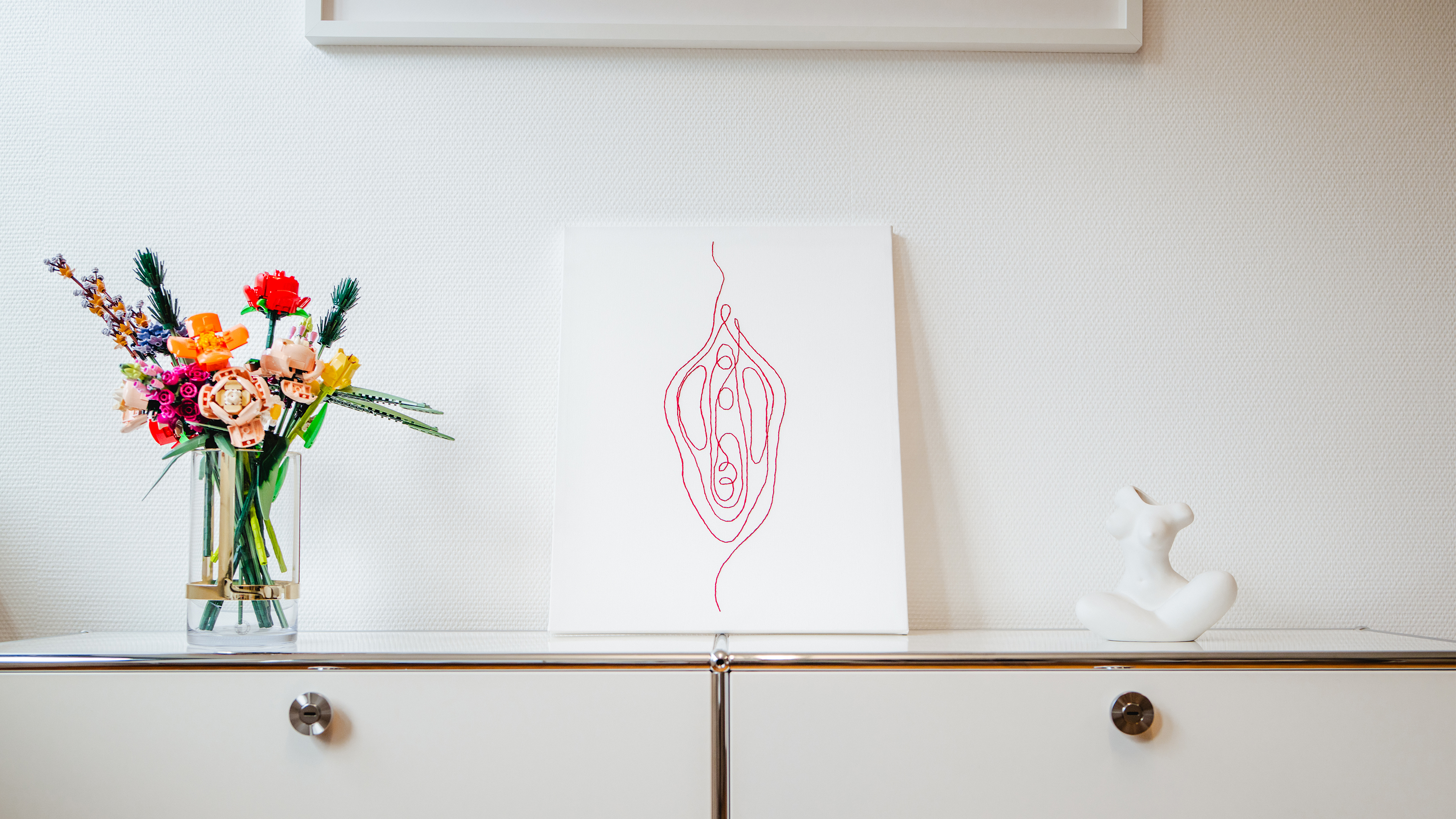 Ein gemaltes Bild einer Vagina auf einer Kommode