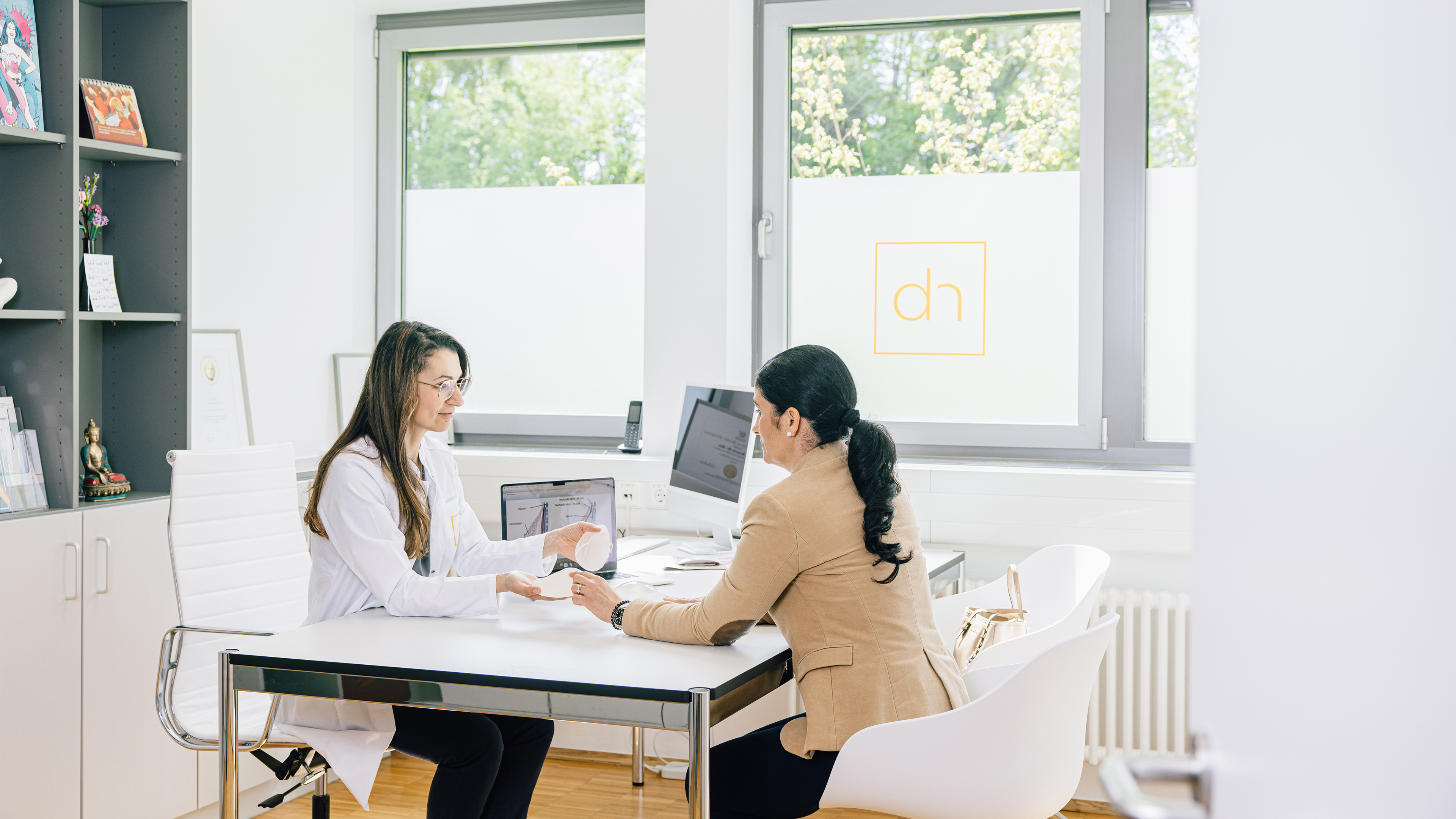 Beratungsgespr&auml;ch beim Arzt &uuml;ber Brust-Op mit Implantaten