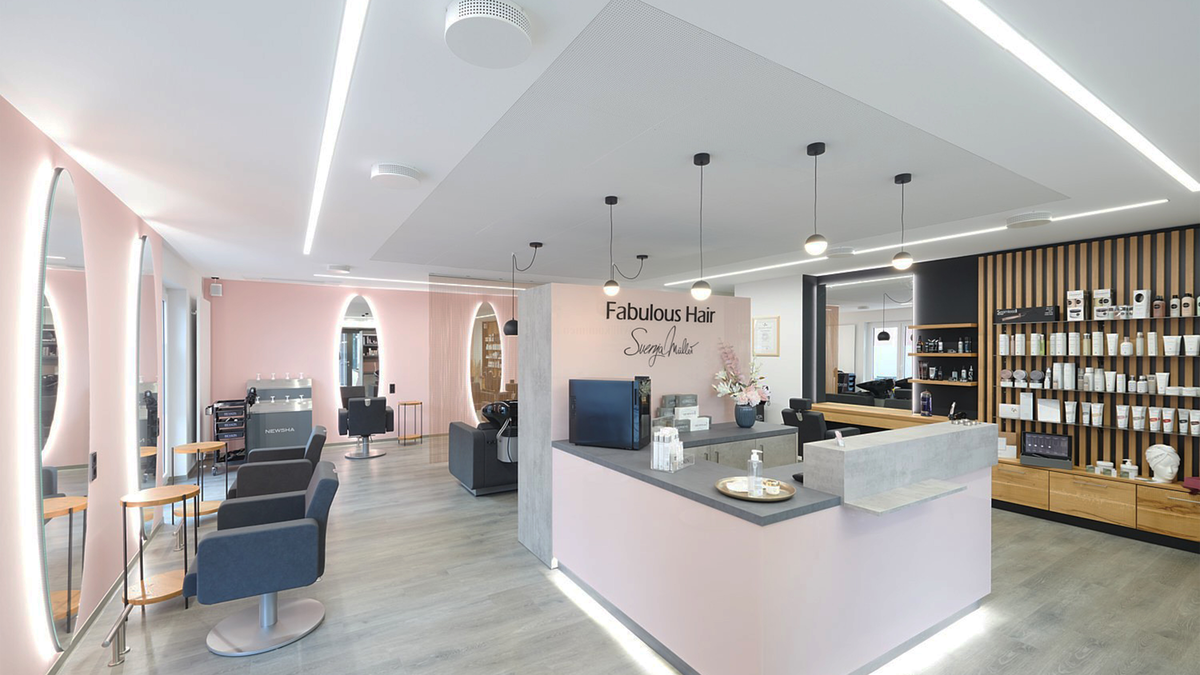 Großer Friseursalon mit Empfangstheke