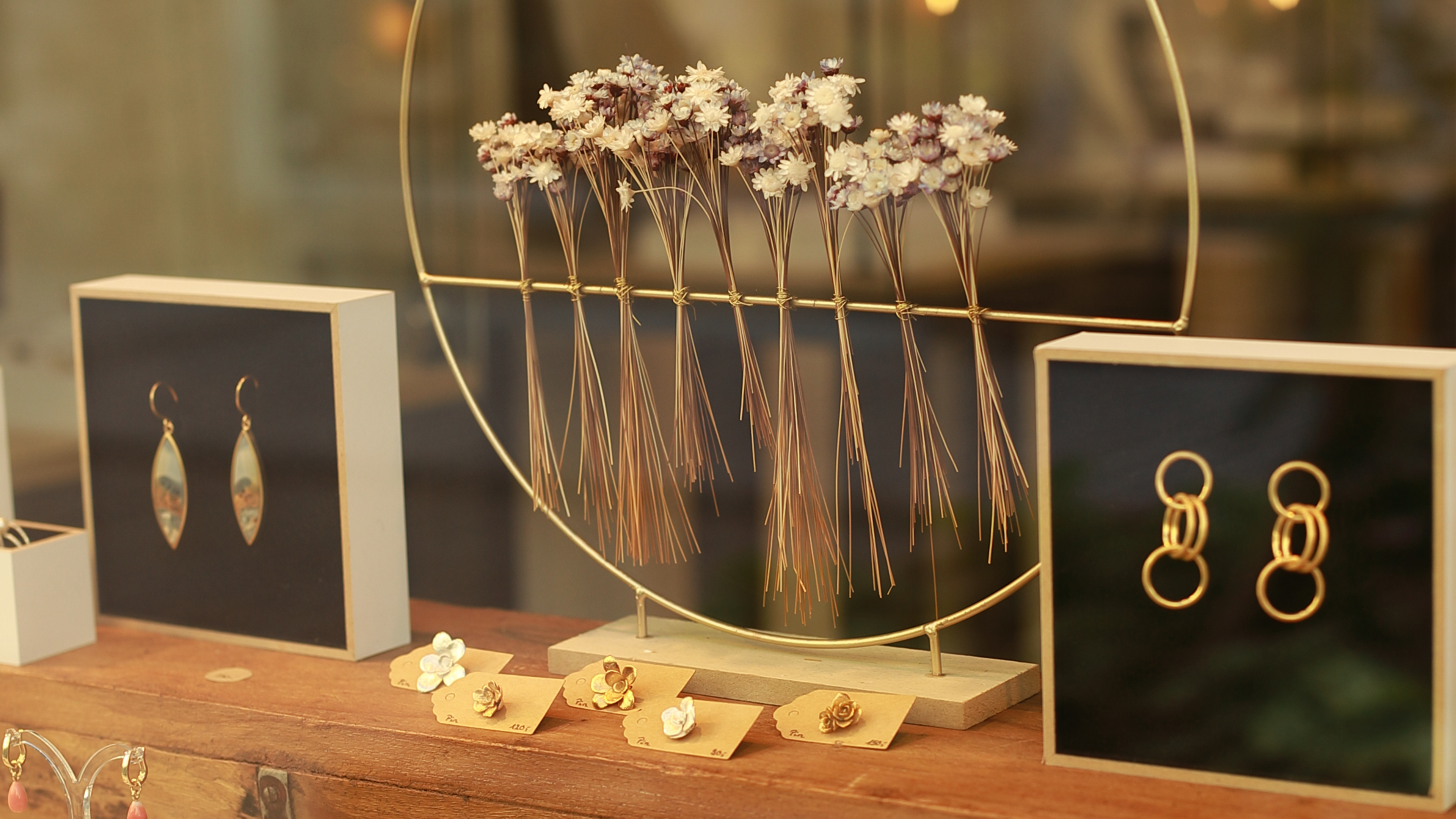 Goldener Schmuck im Schaufenster