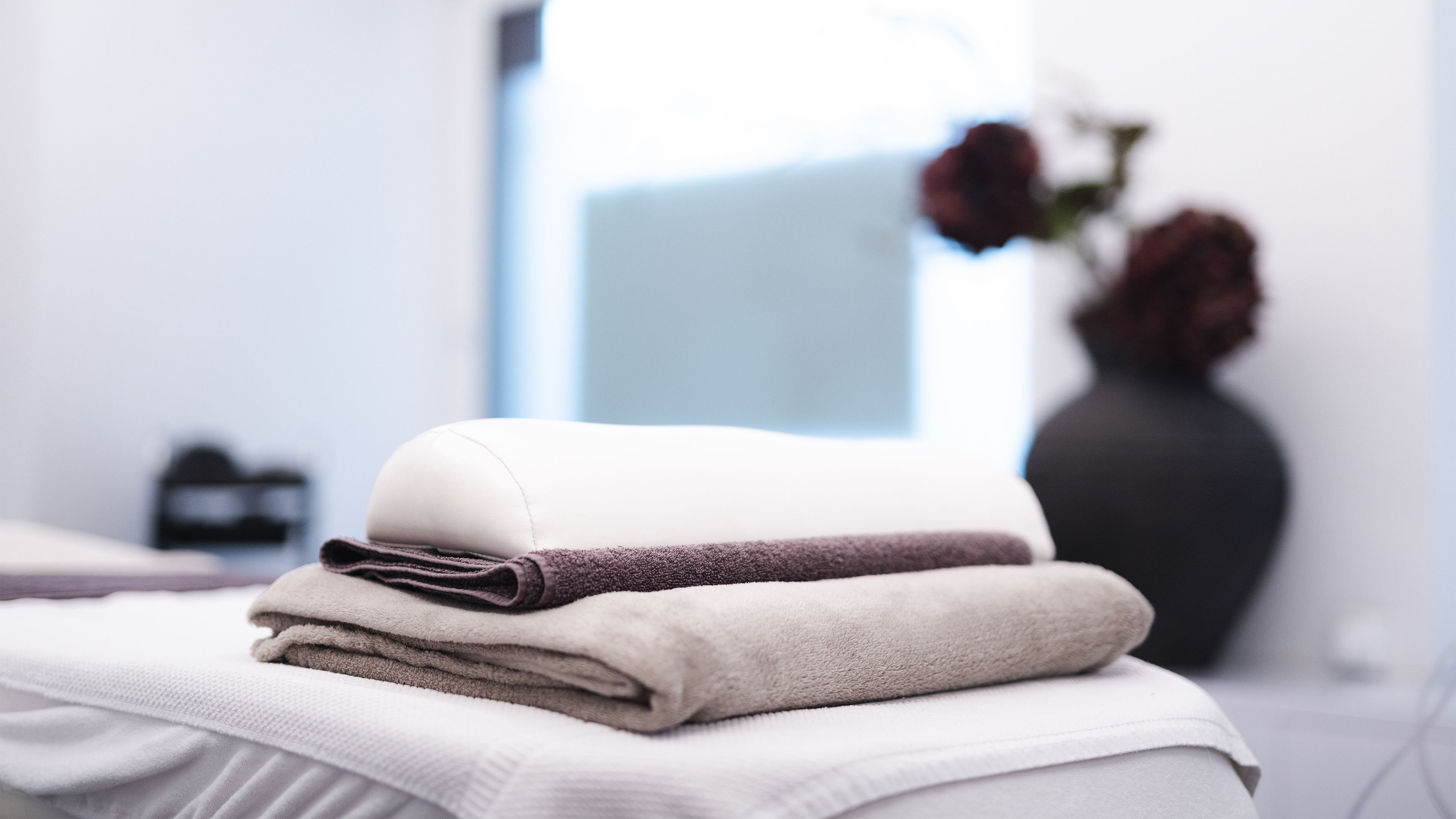 Handtücher, die auf einer Kosmetikliege liegen