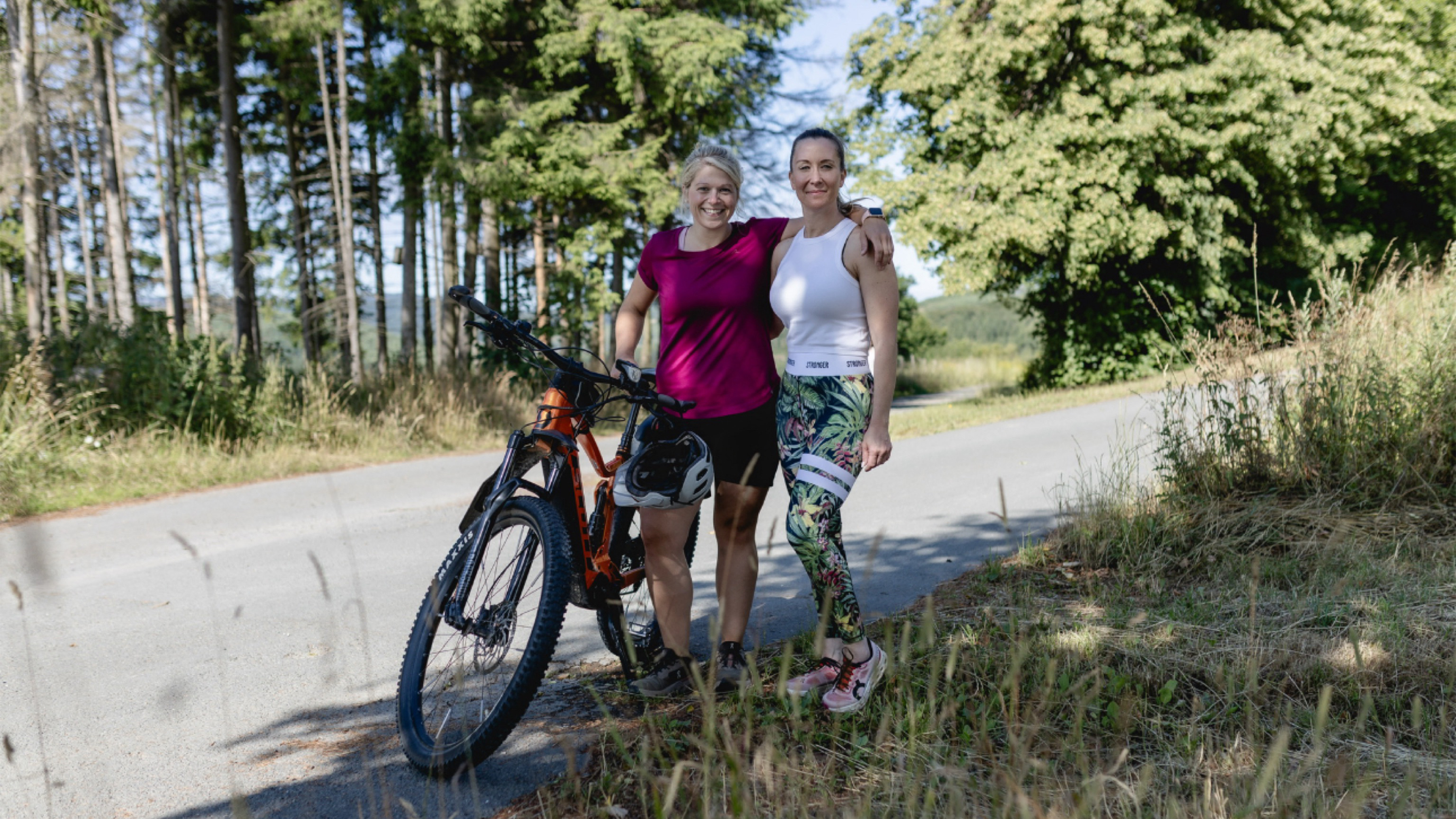 Zwei Frauen in der Natur mit Fahrrad