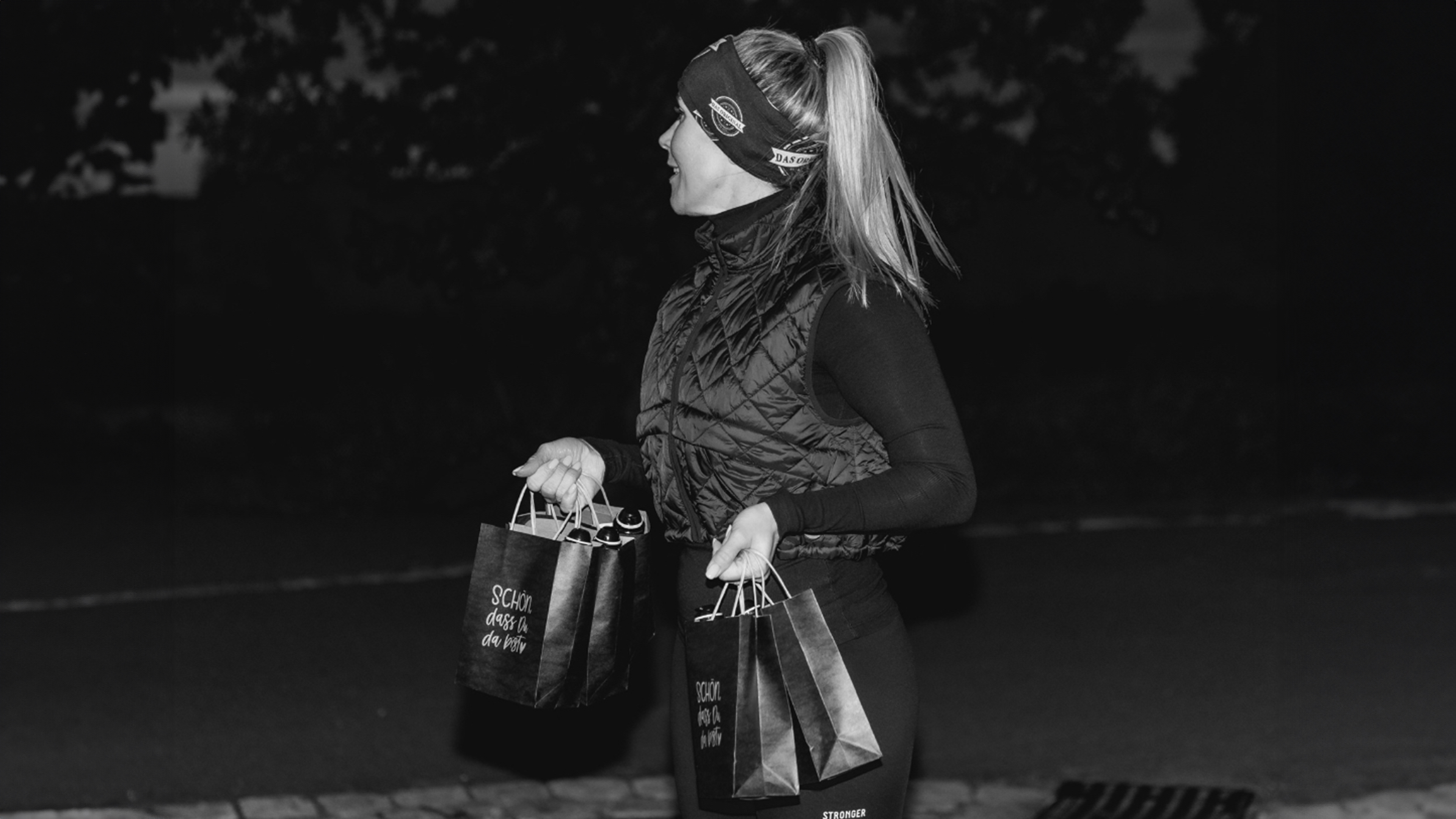 Sportliche Frau trägt Tüten