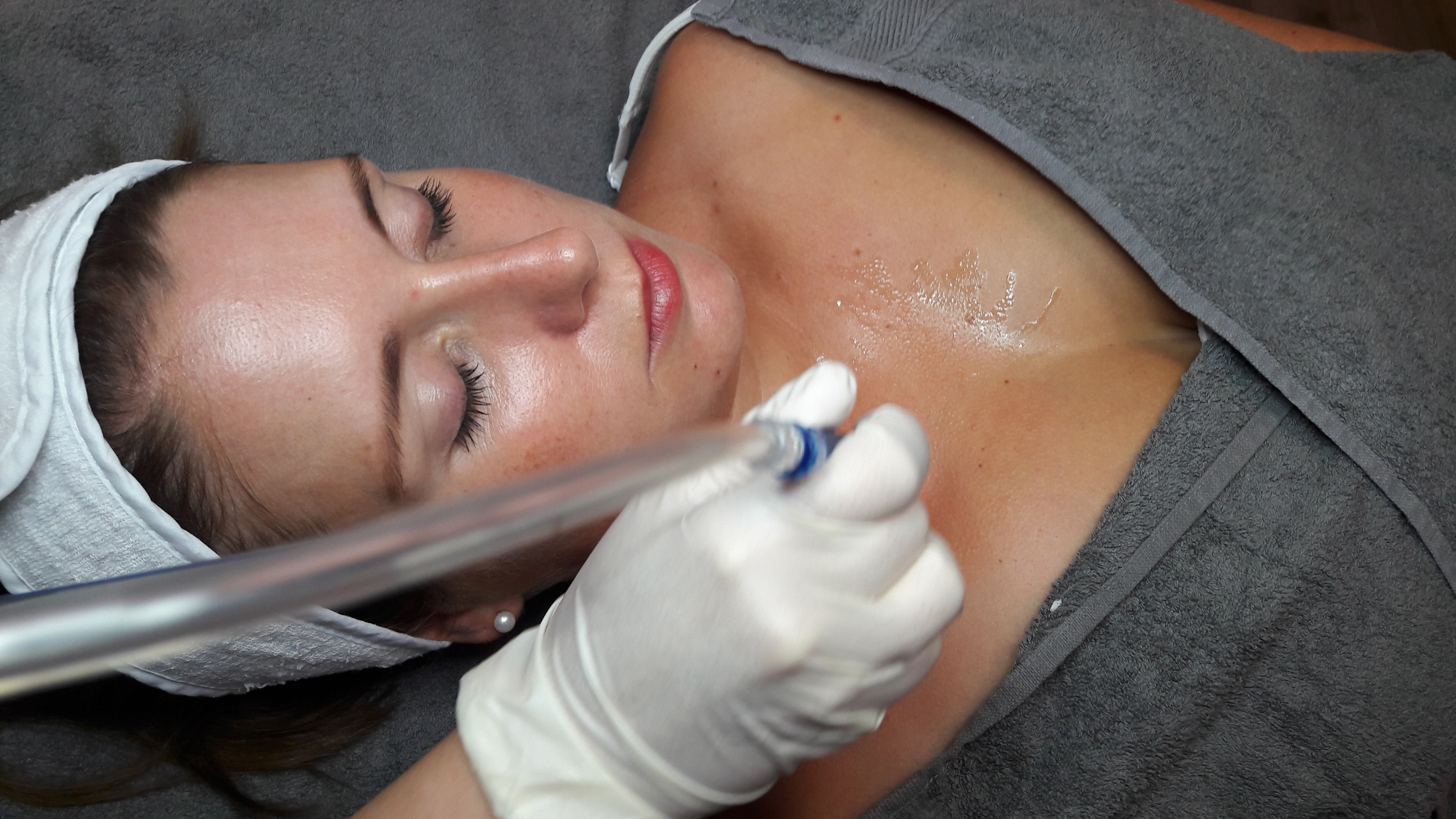 Eine Frau liegt mit Handtüchern und bekommt eine Behandlung