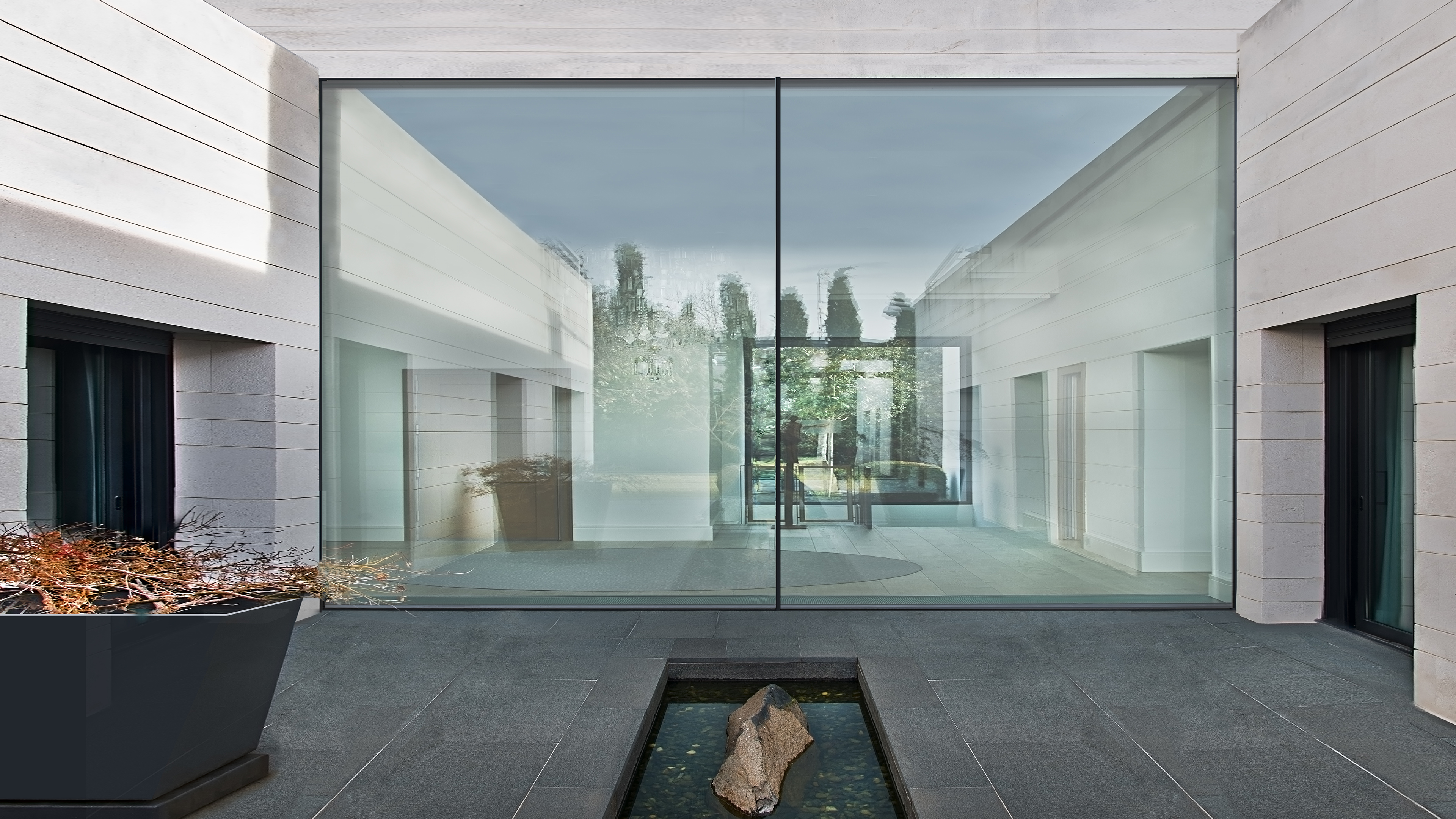 Ein Haus von außen mit hohen, grauen Wänden