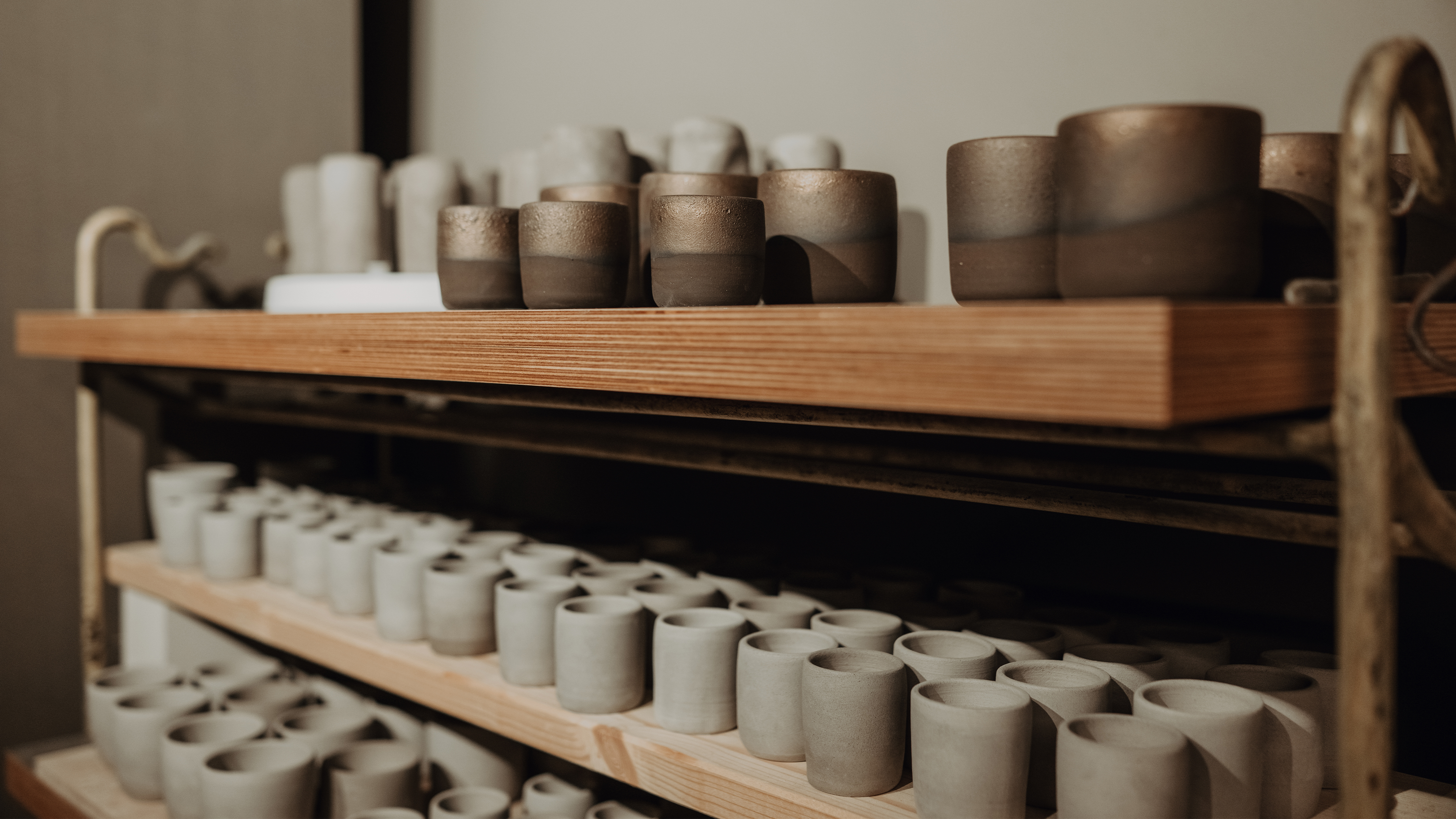 braune Schüsseln und Teller auf einem Regal 