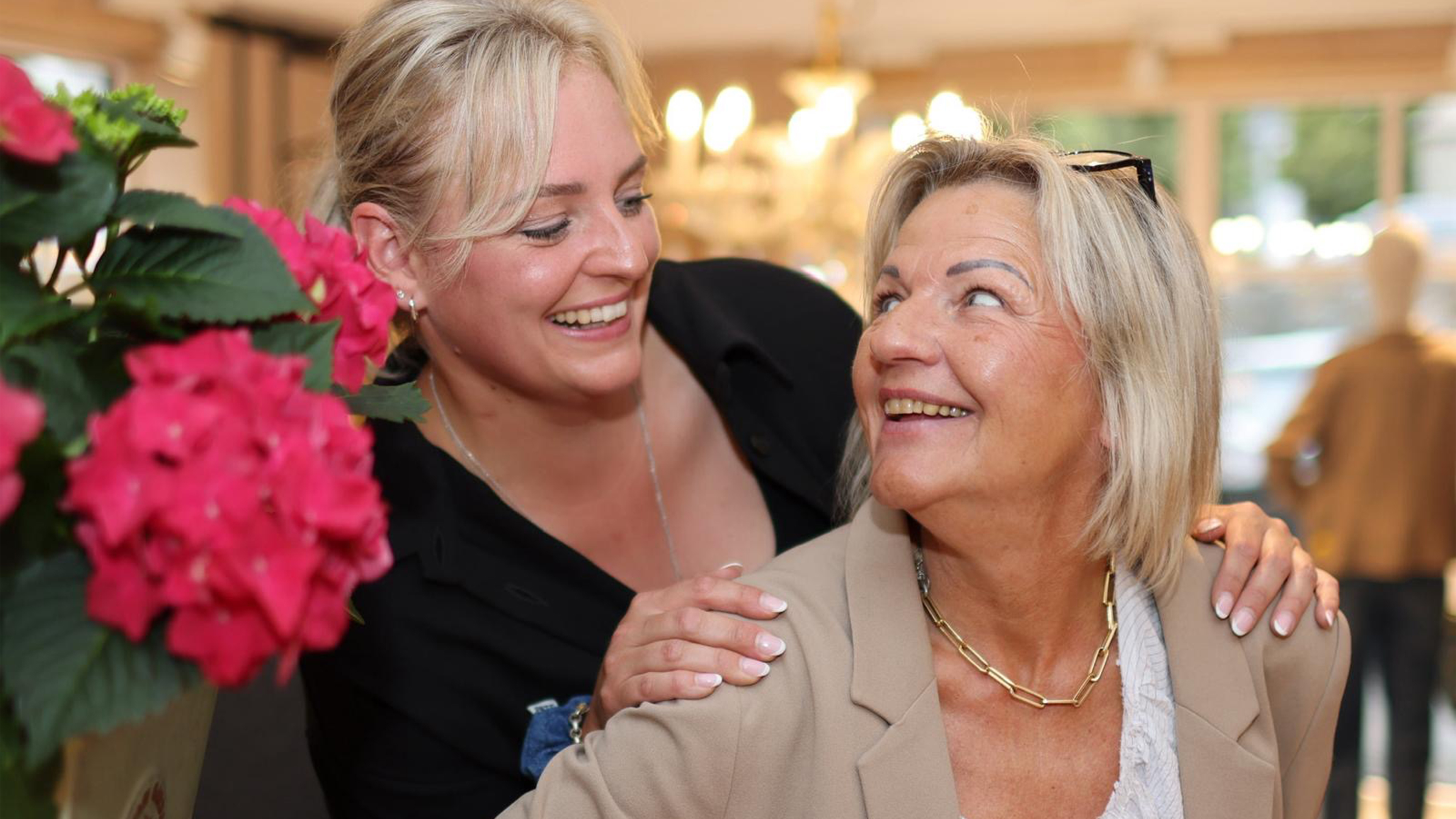 zwei Frauen die sich anlächeln