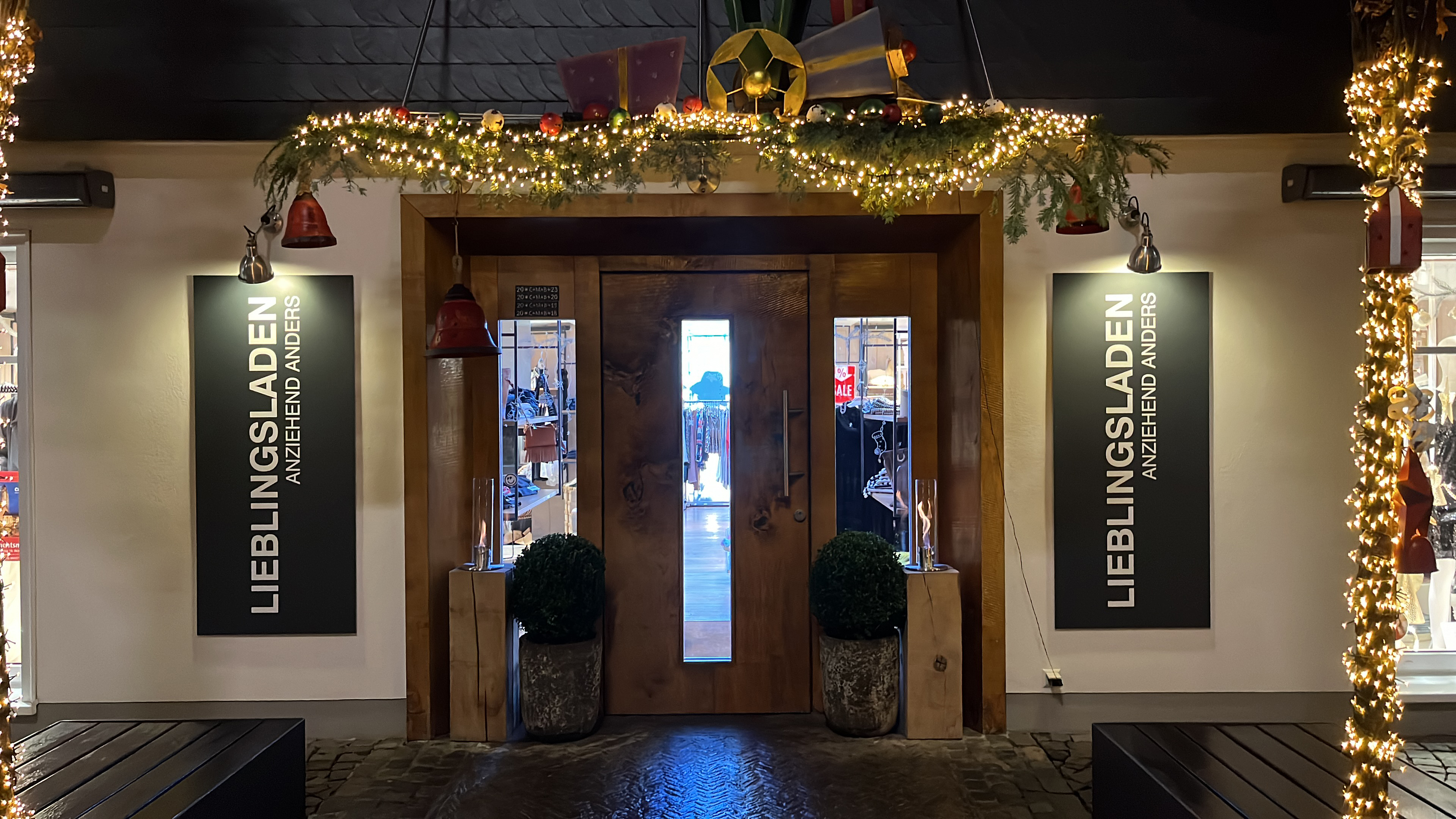 Bild eines Hauses von außen, mit Bannern an den Seiten