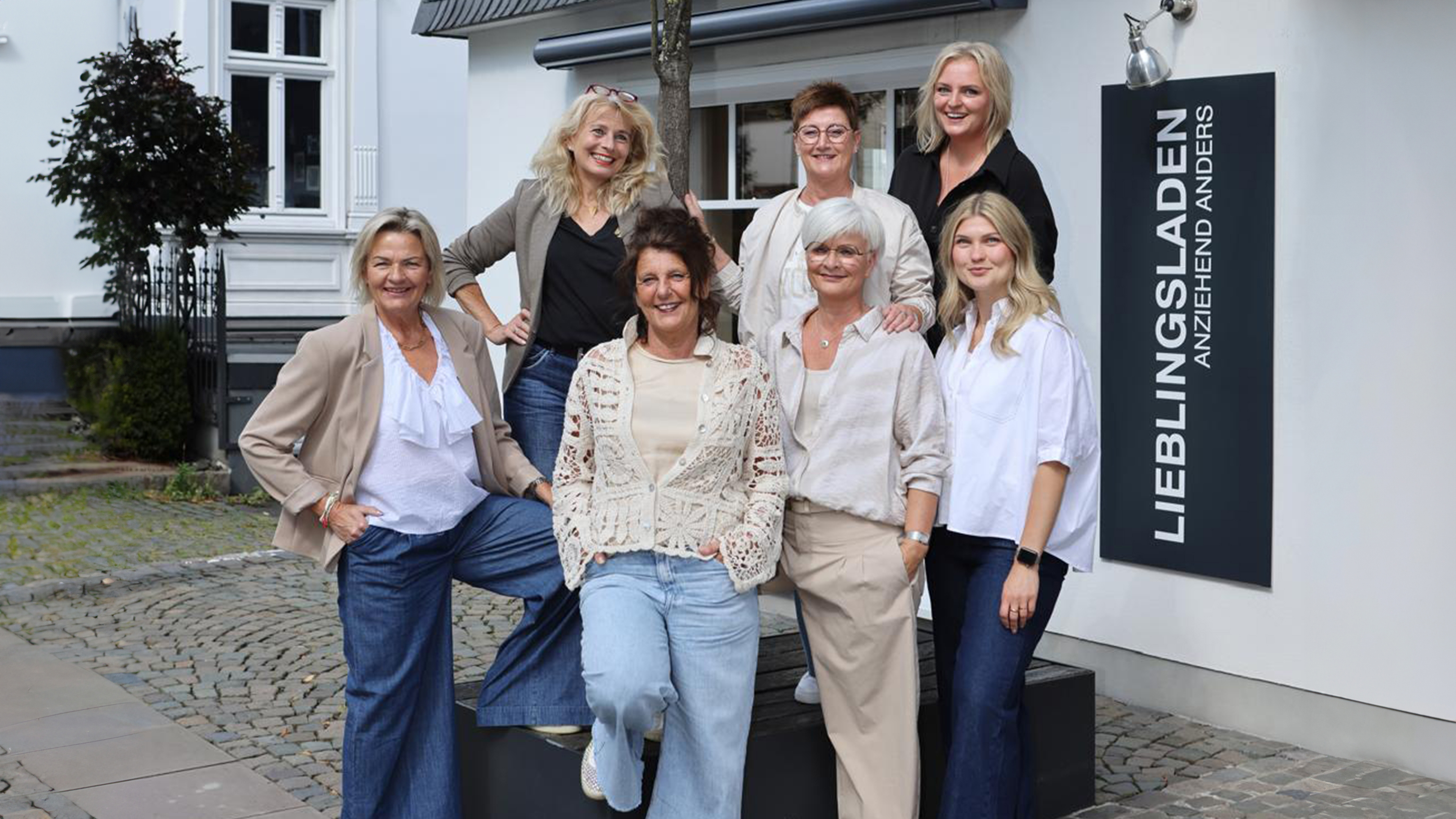 eine Gruppe an Frauen guckt in die Kamera und lächelt