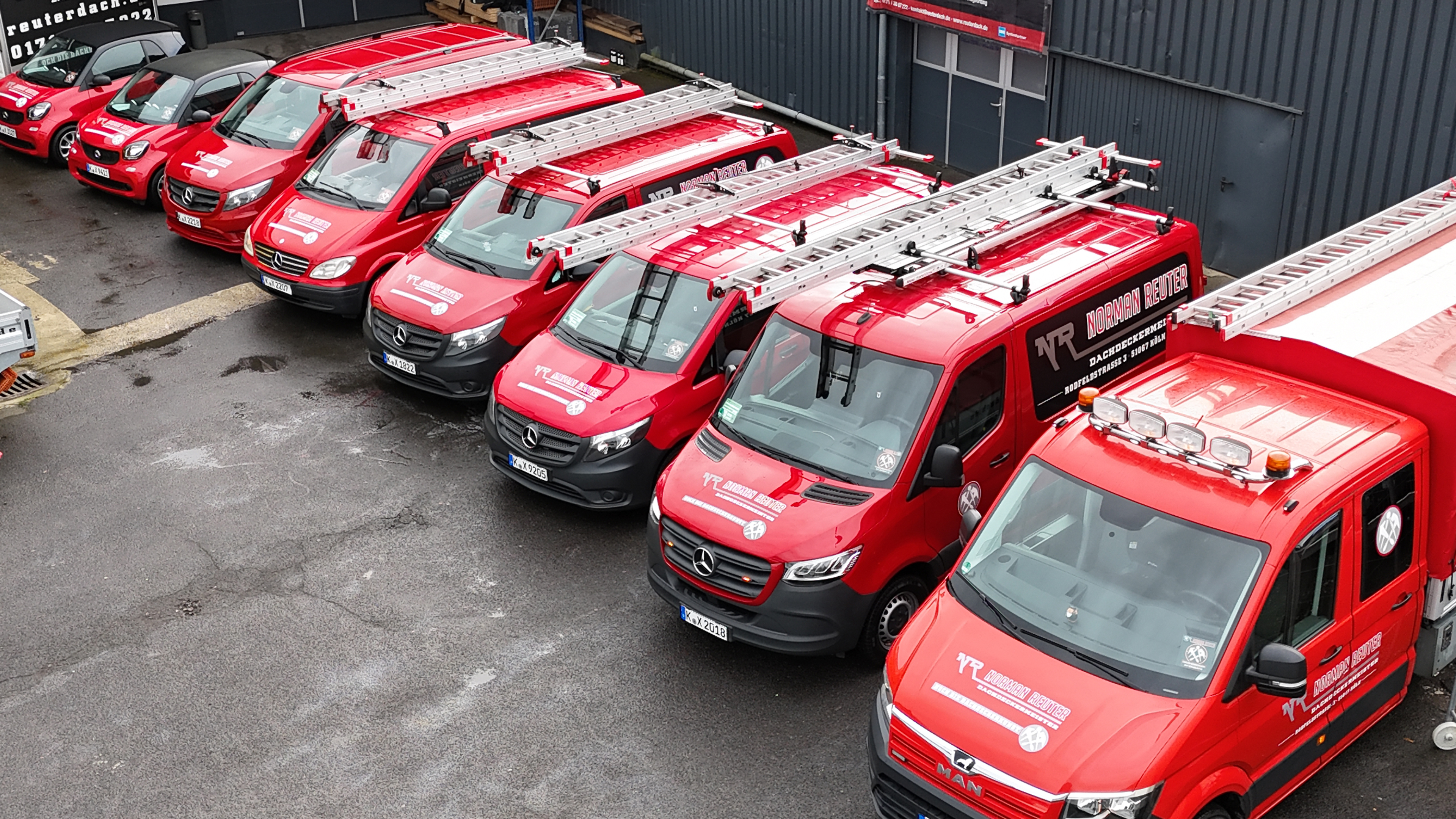 rote Autos nebeneinander