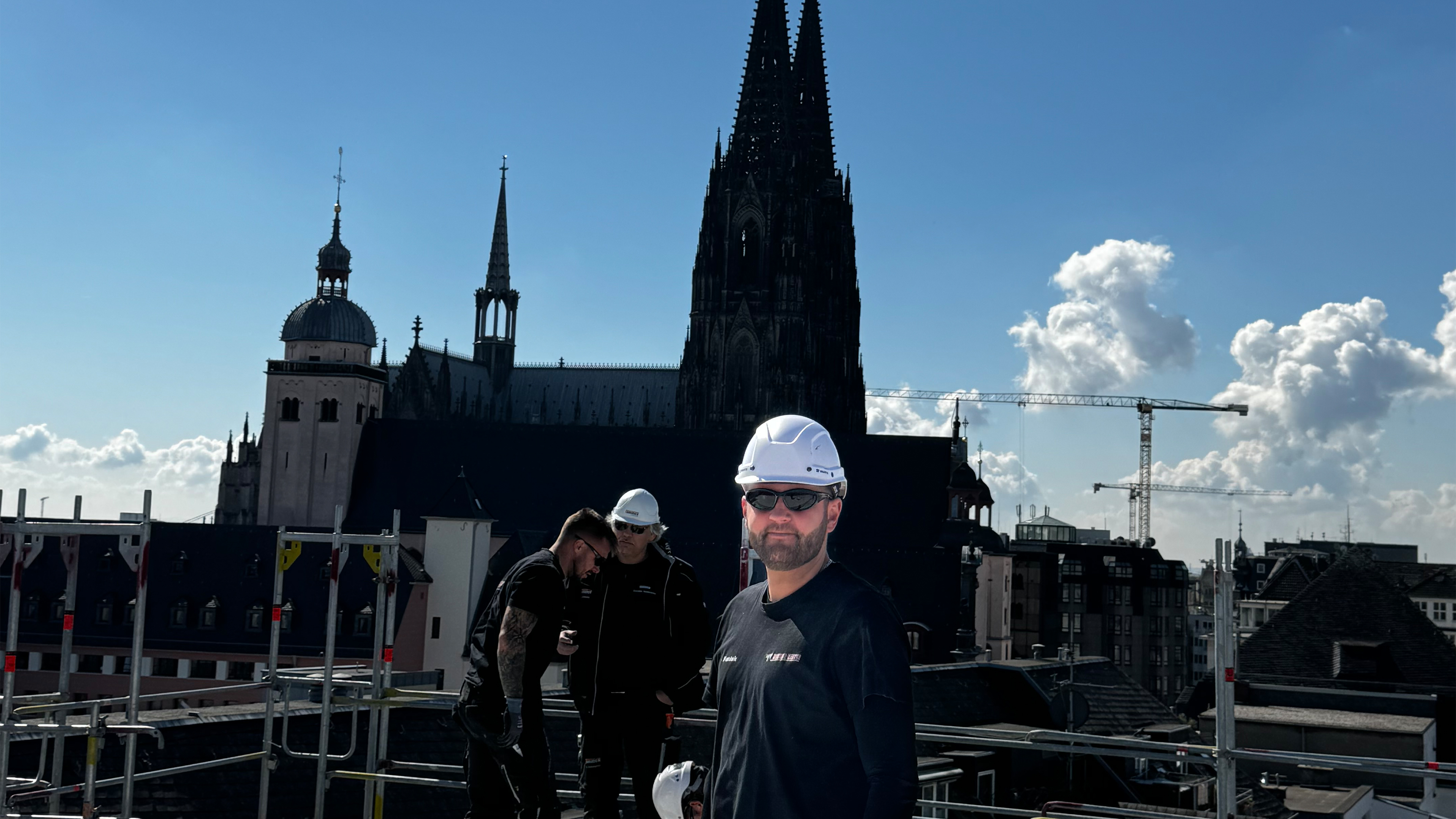 Mann mit Helm und Sonnenbrille