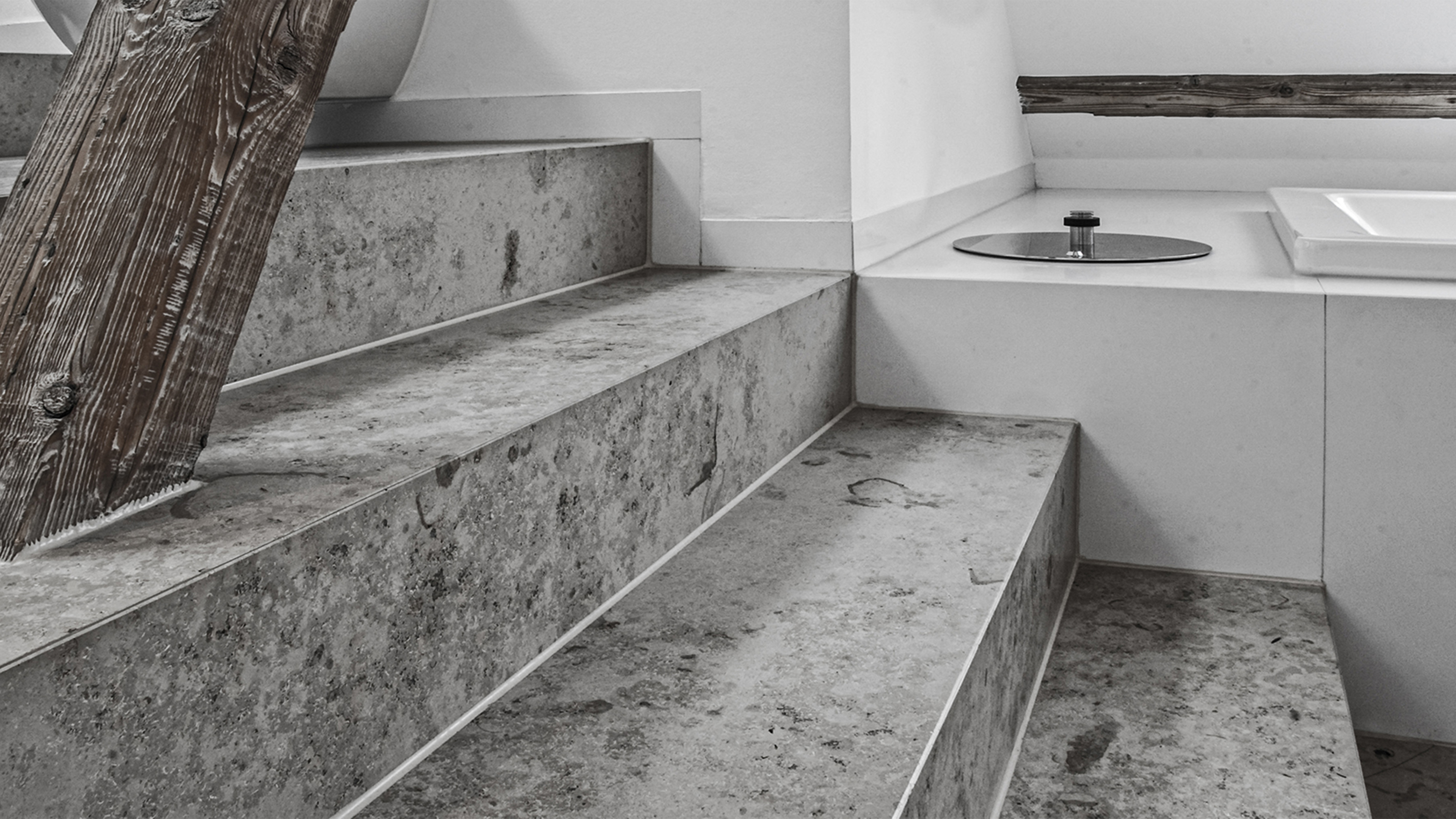 Treppenstufen aus grauem Naturstein