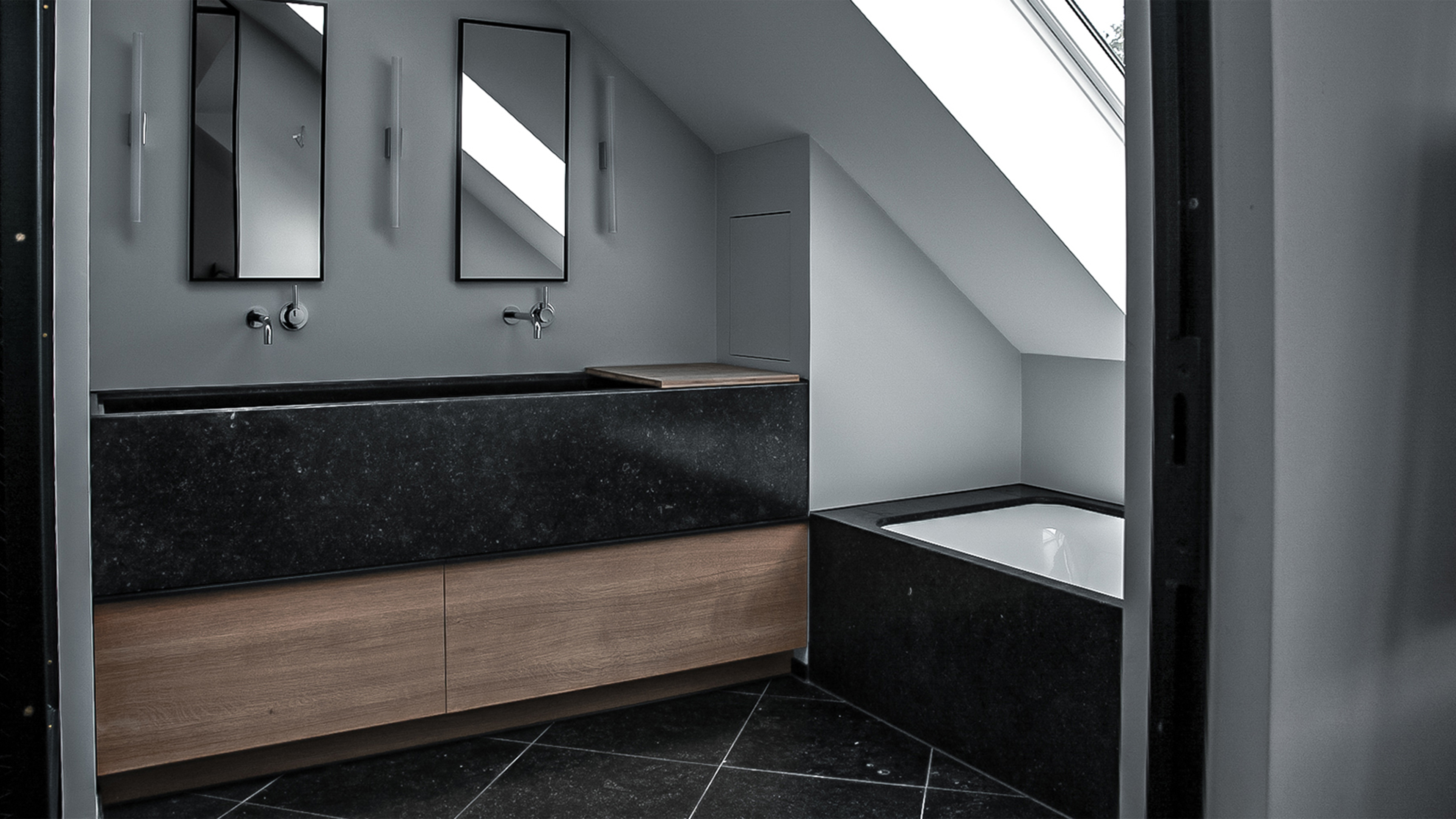 Schwarzer Naturstein im Badezimmer