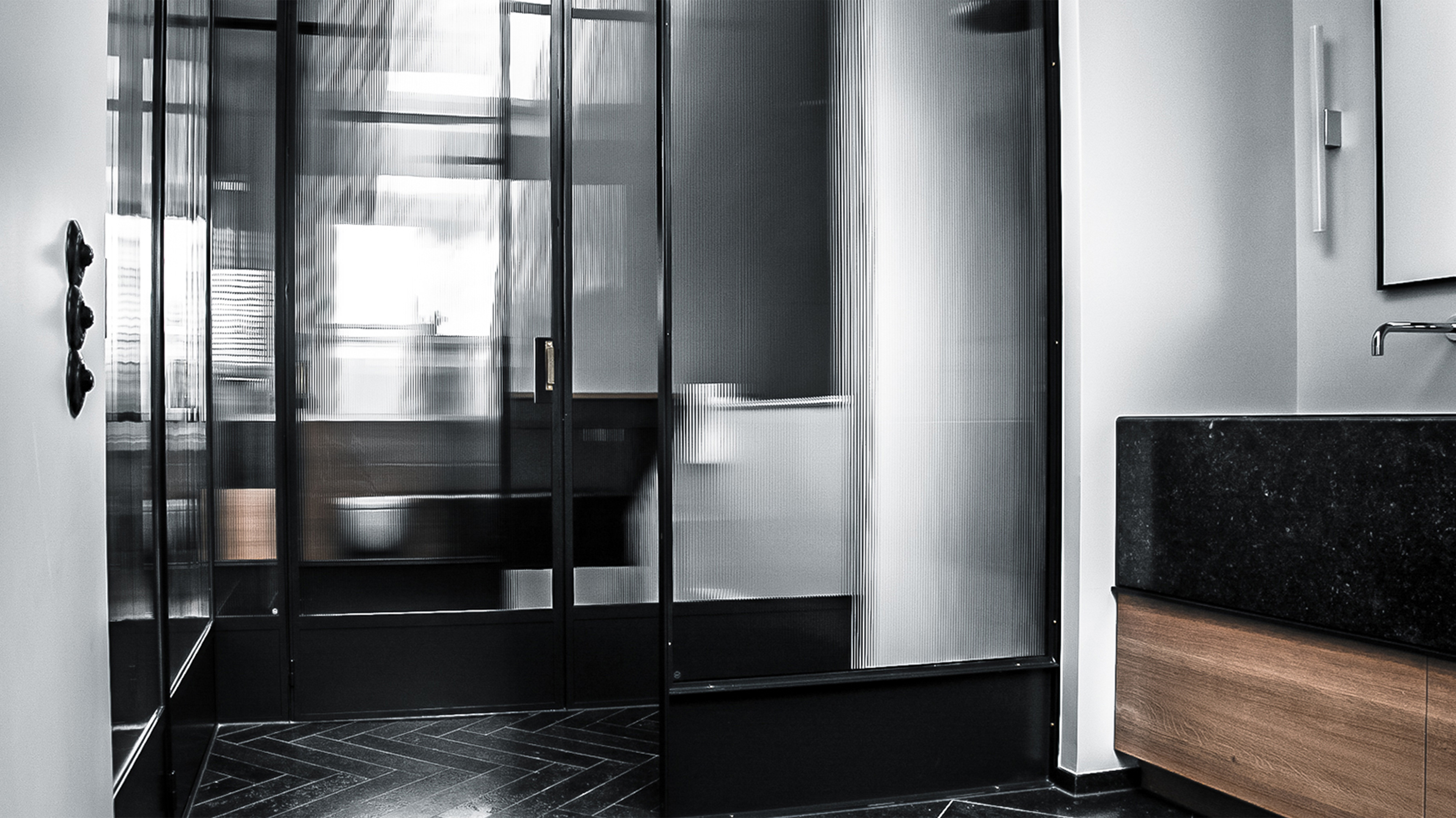 modernes dunkles Badezimmer aus Naturstein