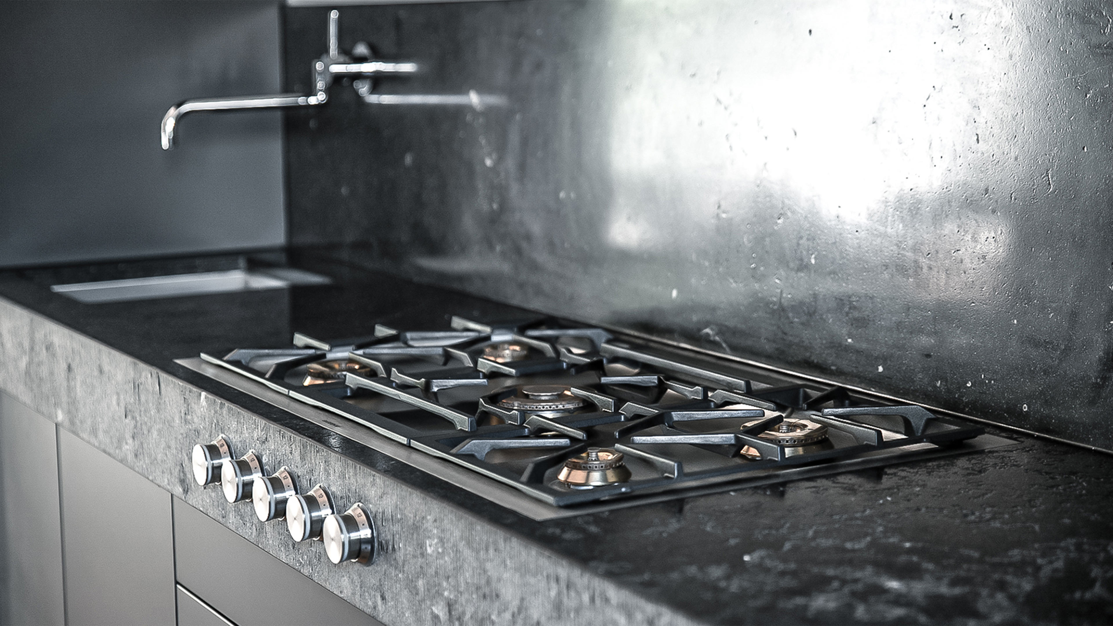 schwarze Natursteinküche