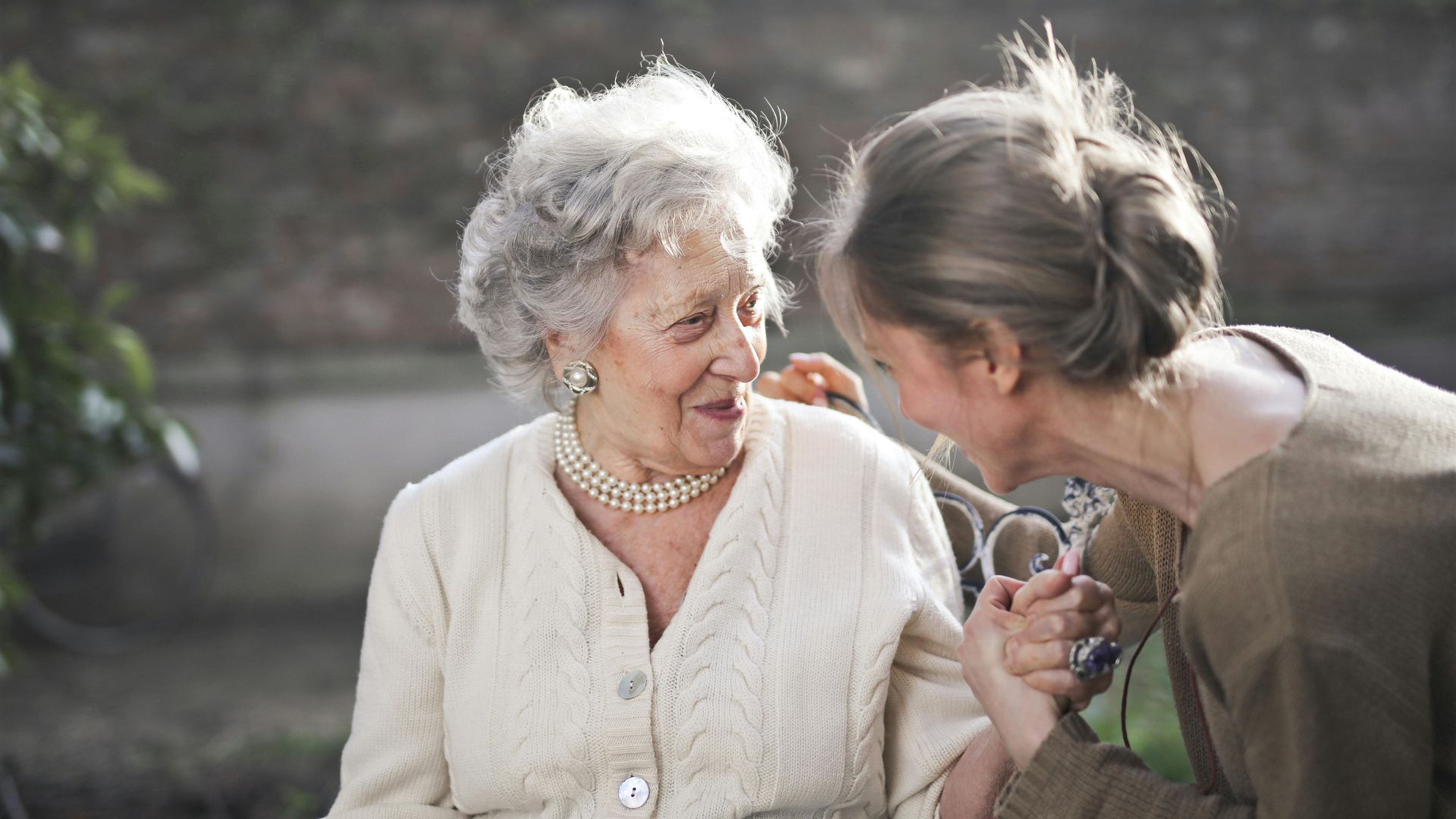 Seniorenbetreuerin und Seniorin