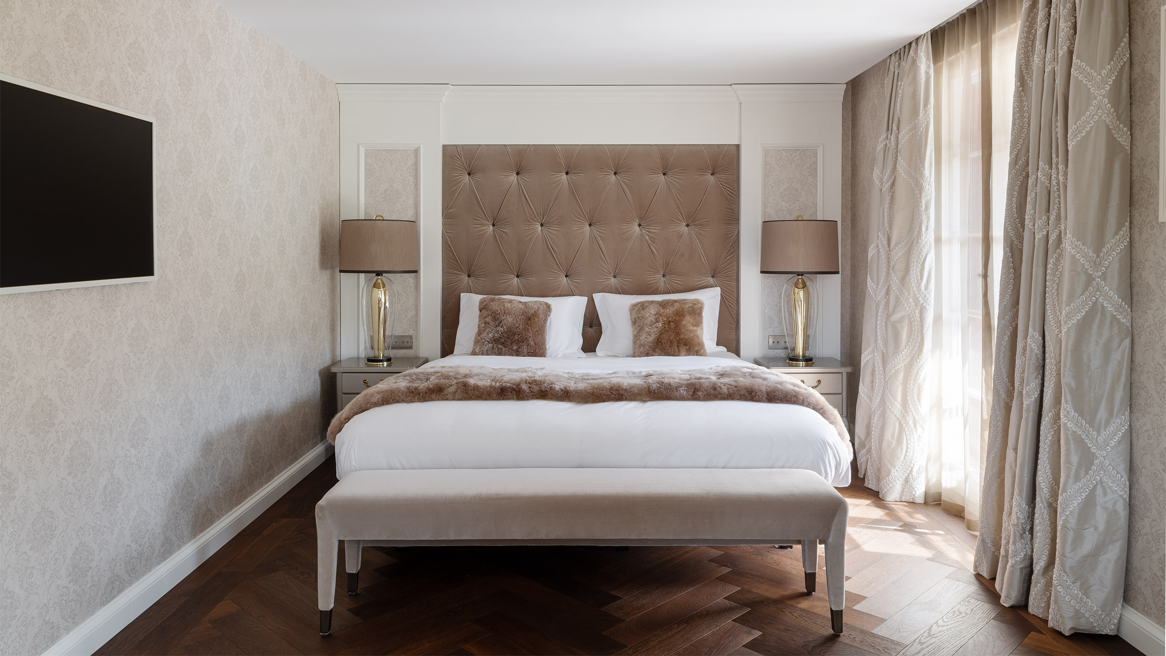 ein Schlafzimmer mit einem großen Bett