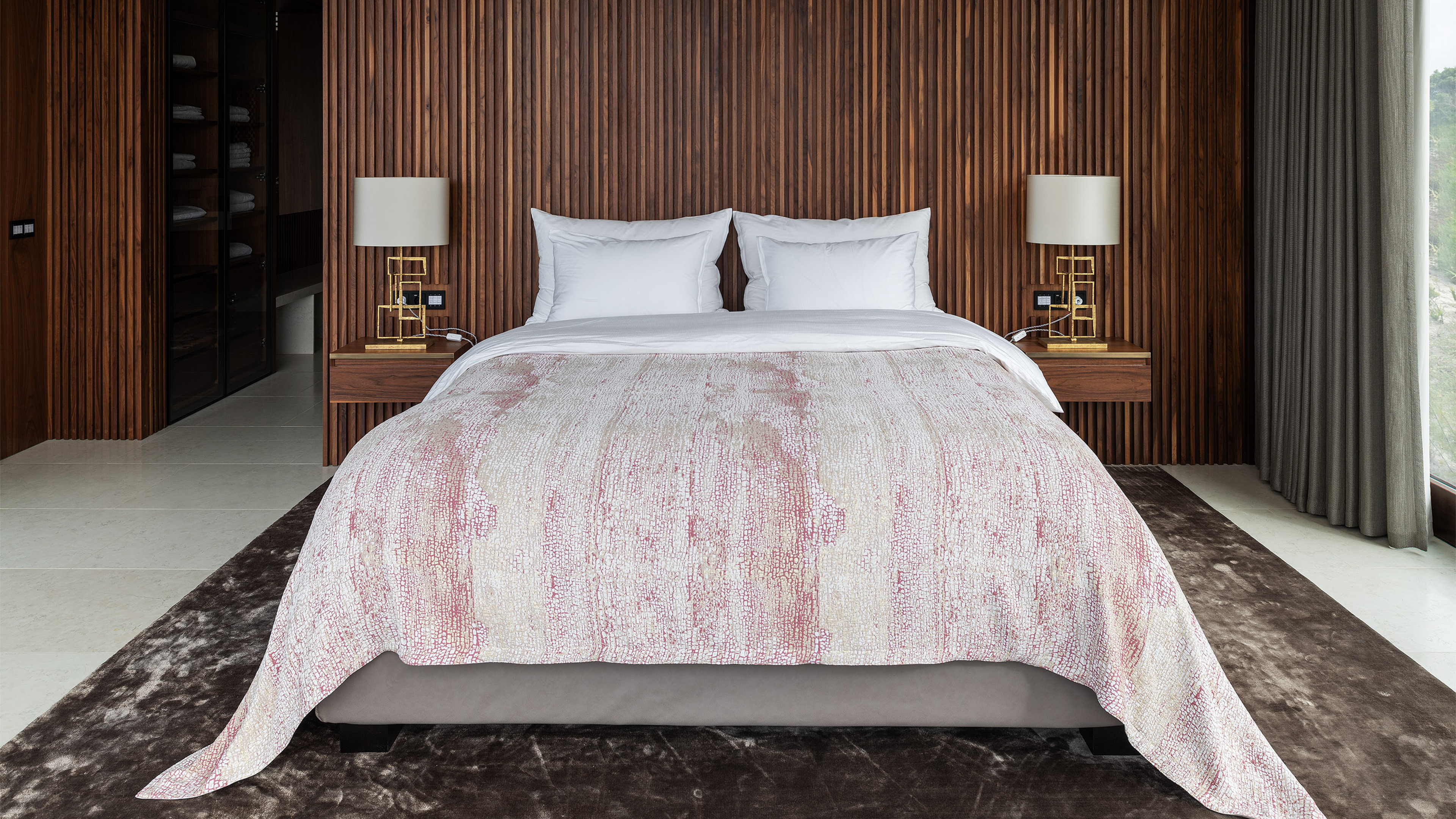 Ein Schlafzimmer mit einem großen Bett in der Mitte.