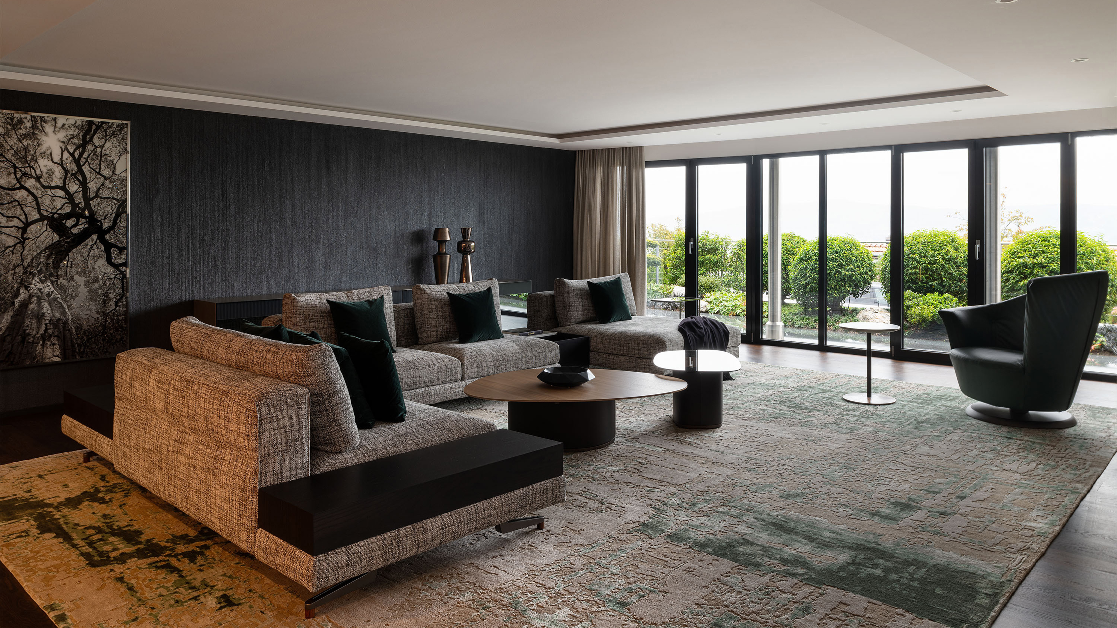 ein Wohnzimmer mit Sofa und Sesseln