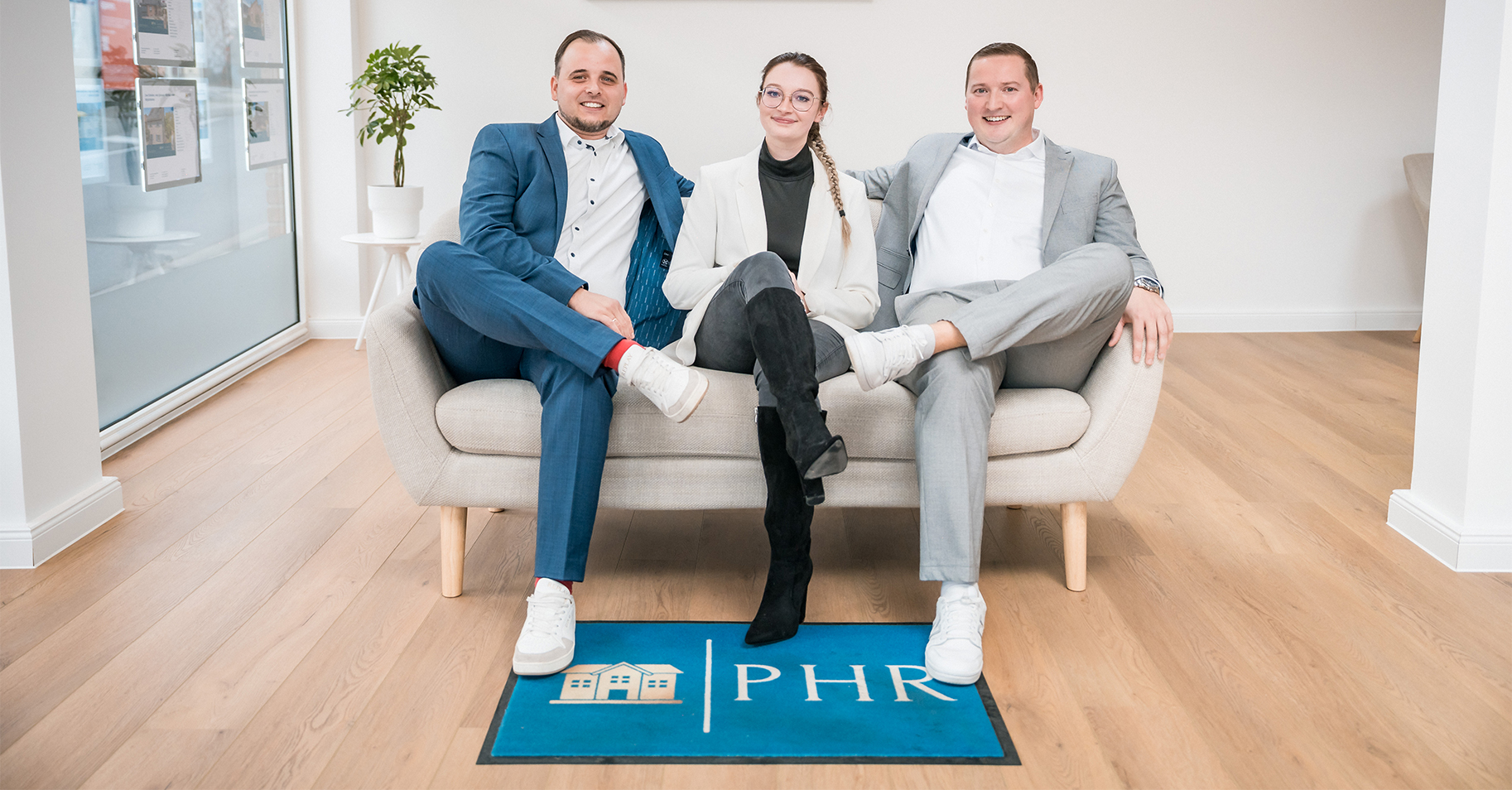 Mann und Frau sitzend auf einem Sofa 