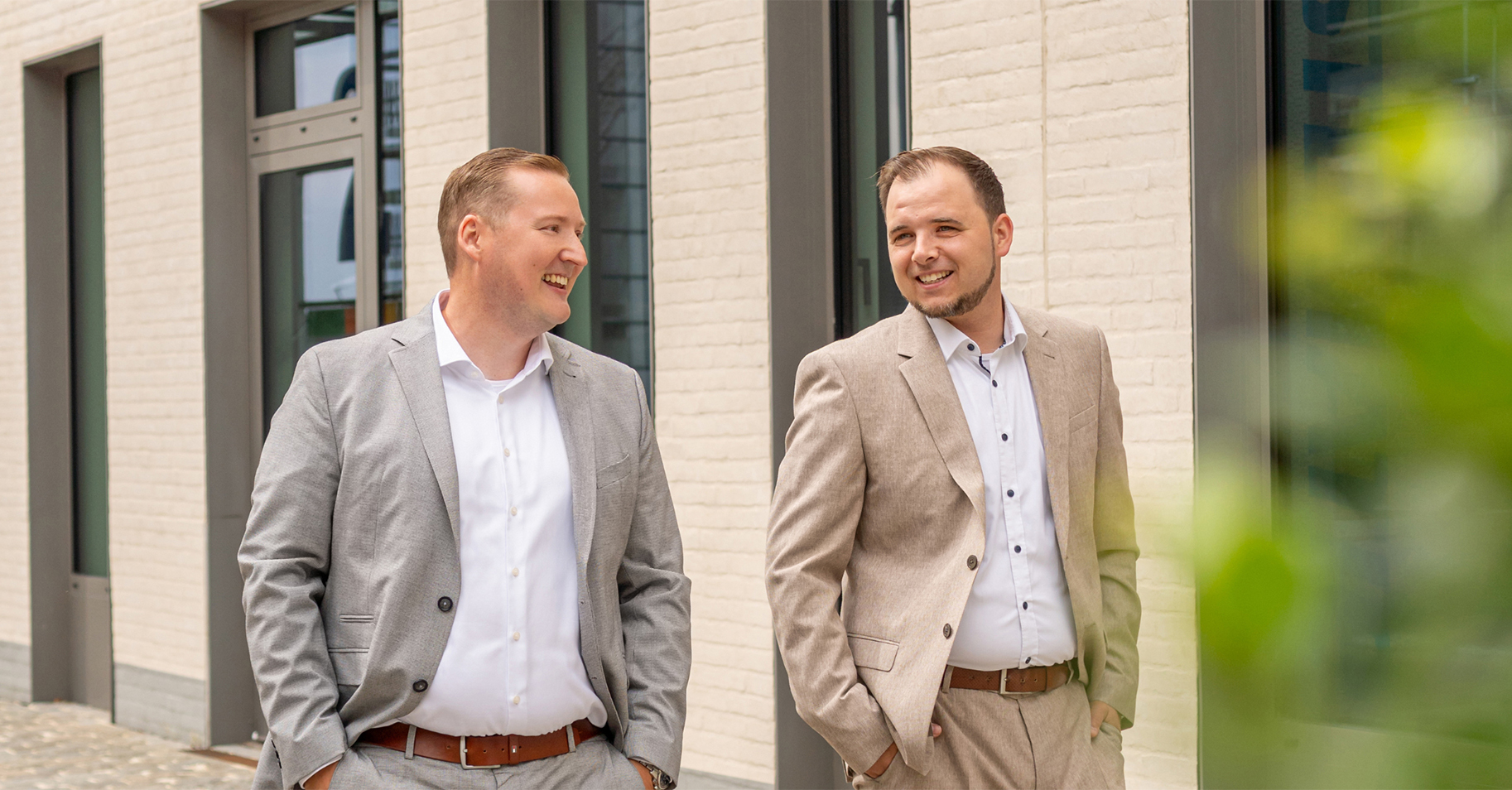 Zwei M&auml;nner gehen gl&uuml;cklich zusammen