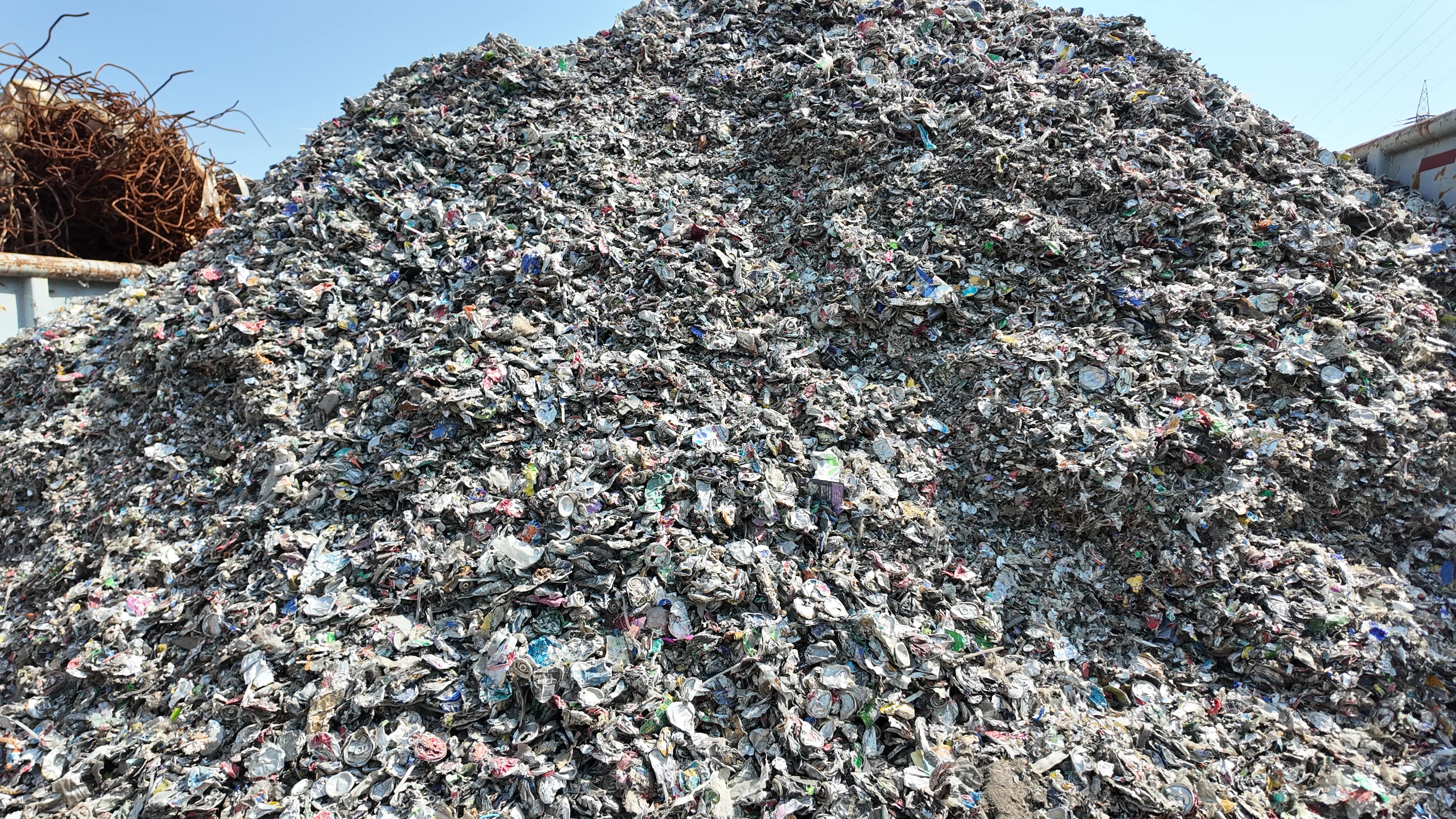 Ein Müllhaufen beim Recycling-Betrieb.