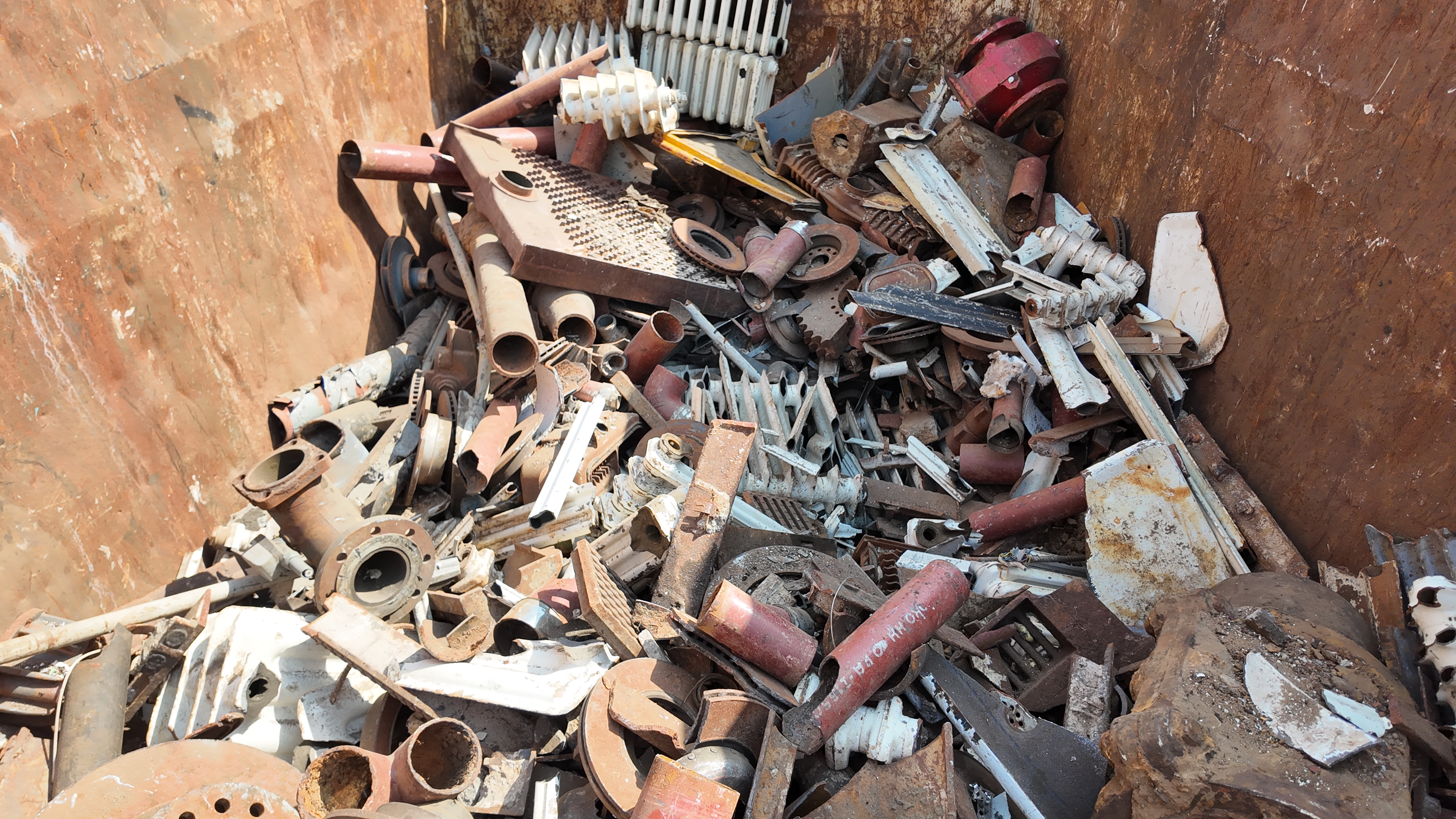 Ein Schrotthaufen in der Recycling-Anlage.
