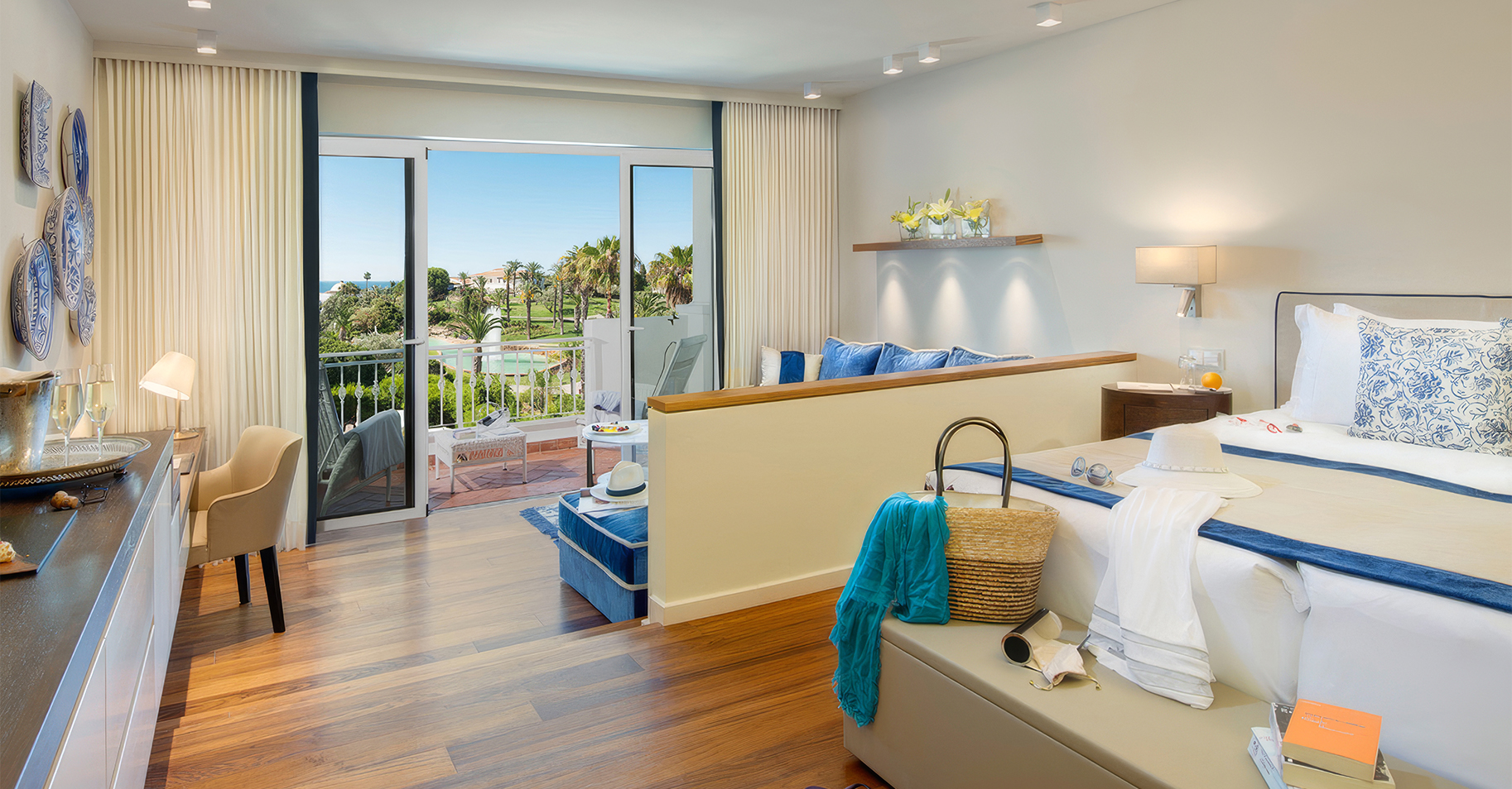 Helles modernes Hotelzimmer mit sch&ouml;nem Meerausblick