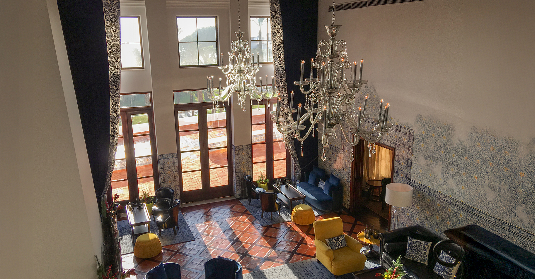 Raum mit hoher Decke und sch&ouml;ner Raumaustattung