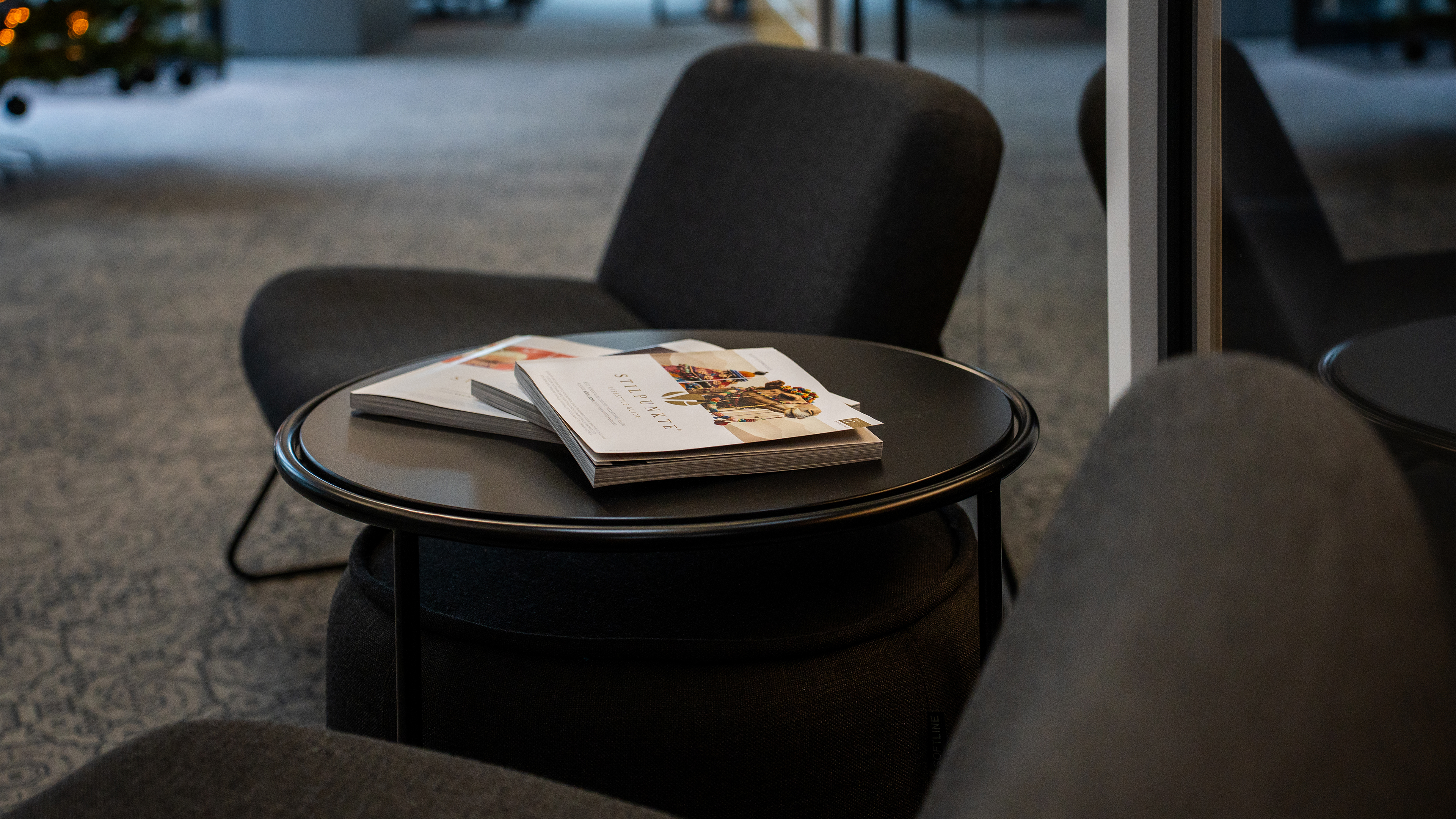 Sitzbereich mit Magazinen auf dem Tisch