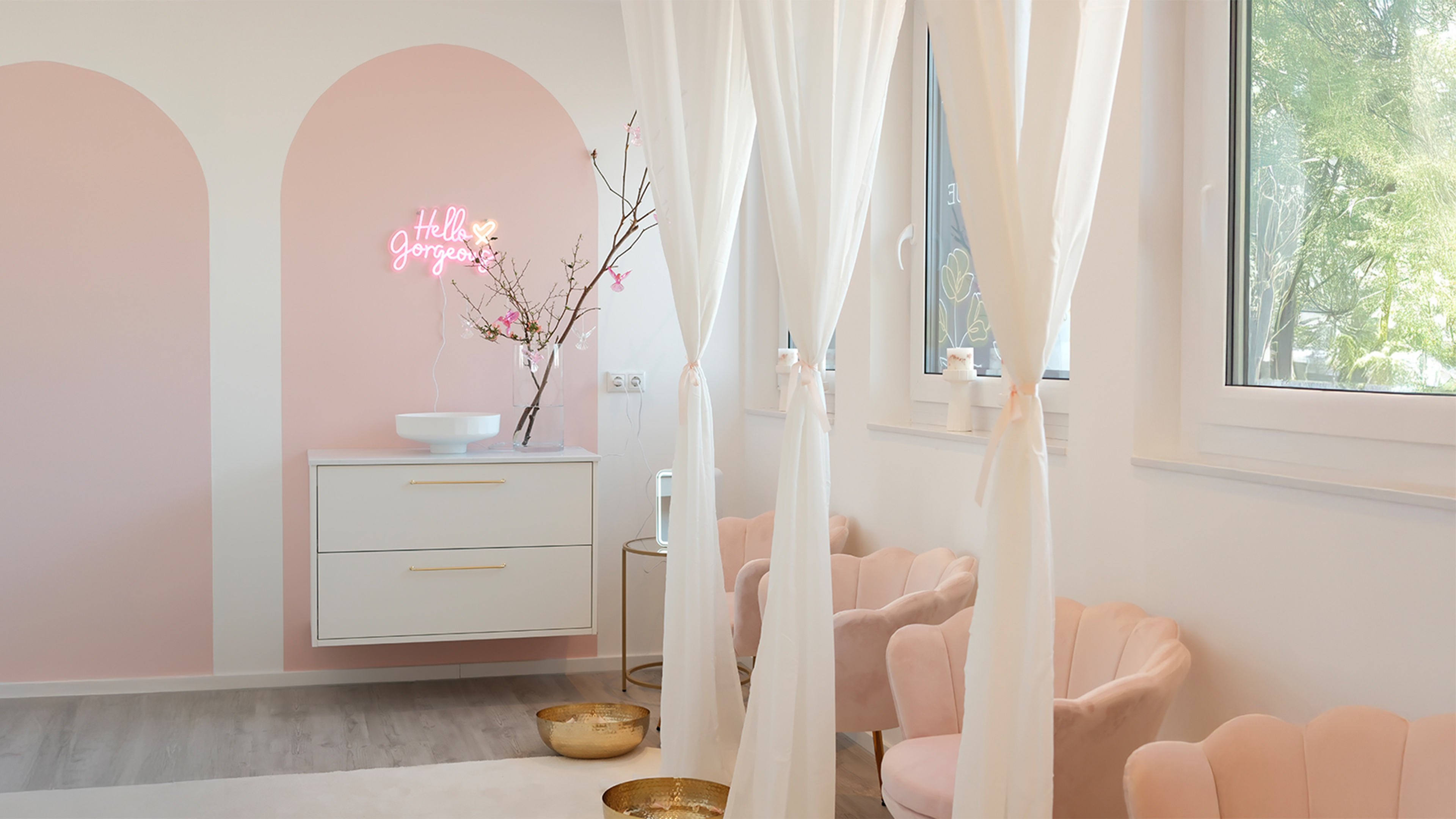 Wohlfühlraum mit Fußbad in einem Kosmetikstudio