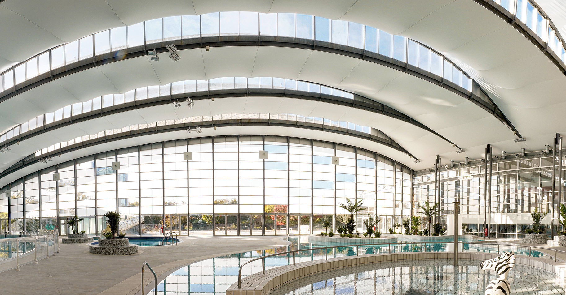 großer Raum mit Pool und Fenstern