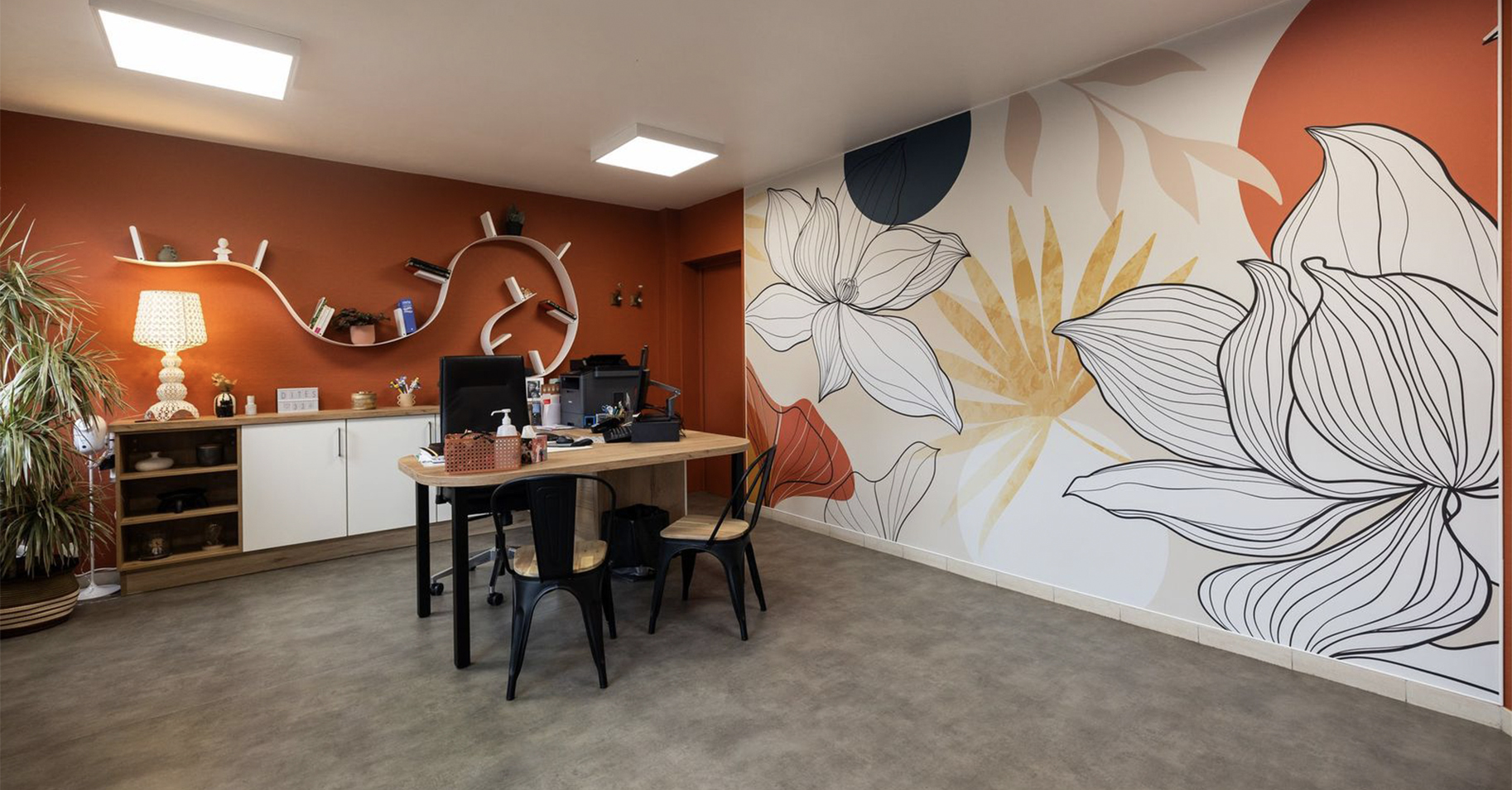 Raum mit bunten Wänden und einem Tisch in der Mitte