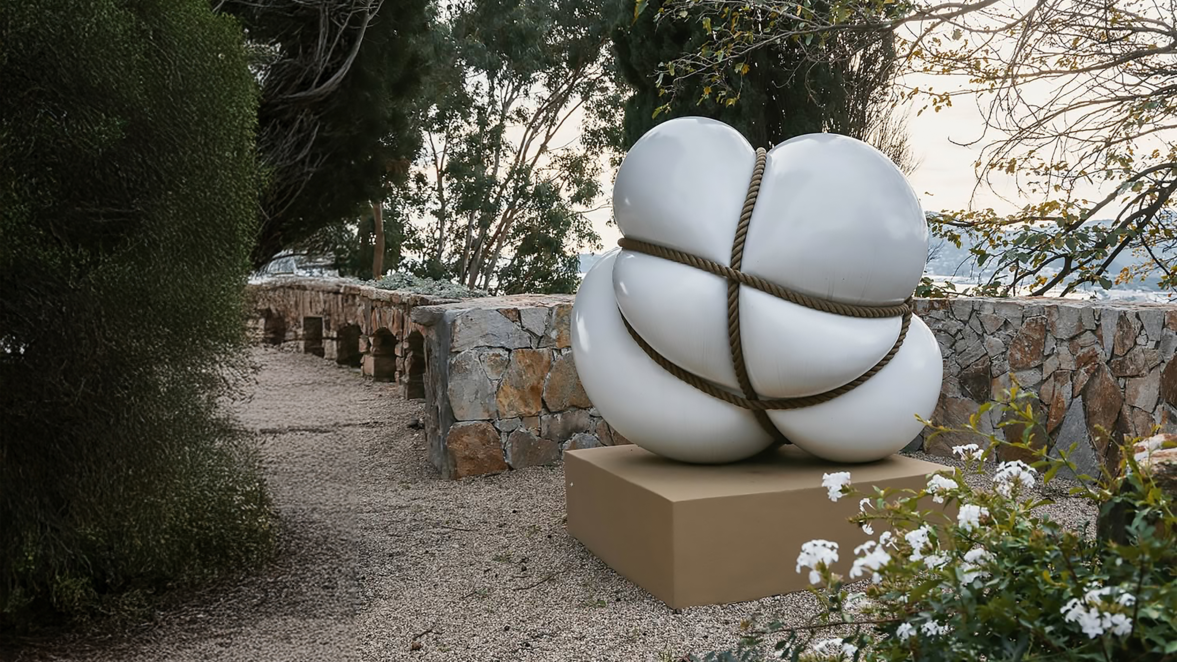 Gro&szlig;e wei&szlig;e Skulptur im Garten im Bondage Style