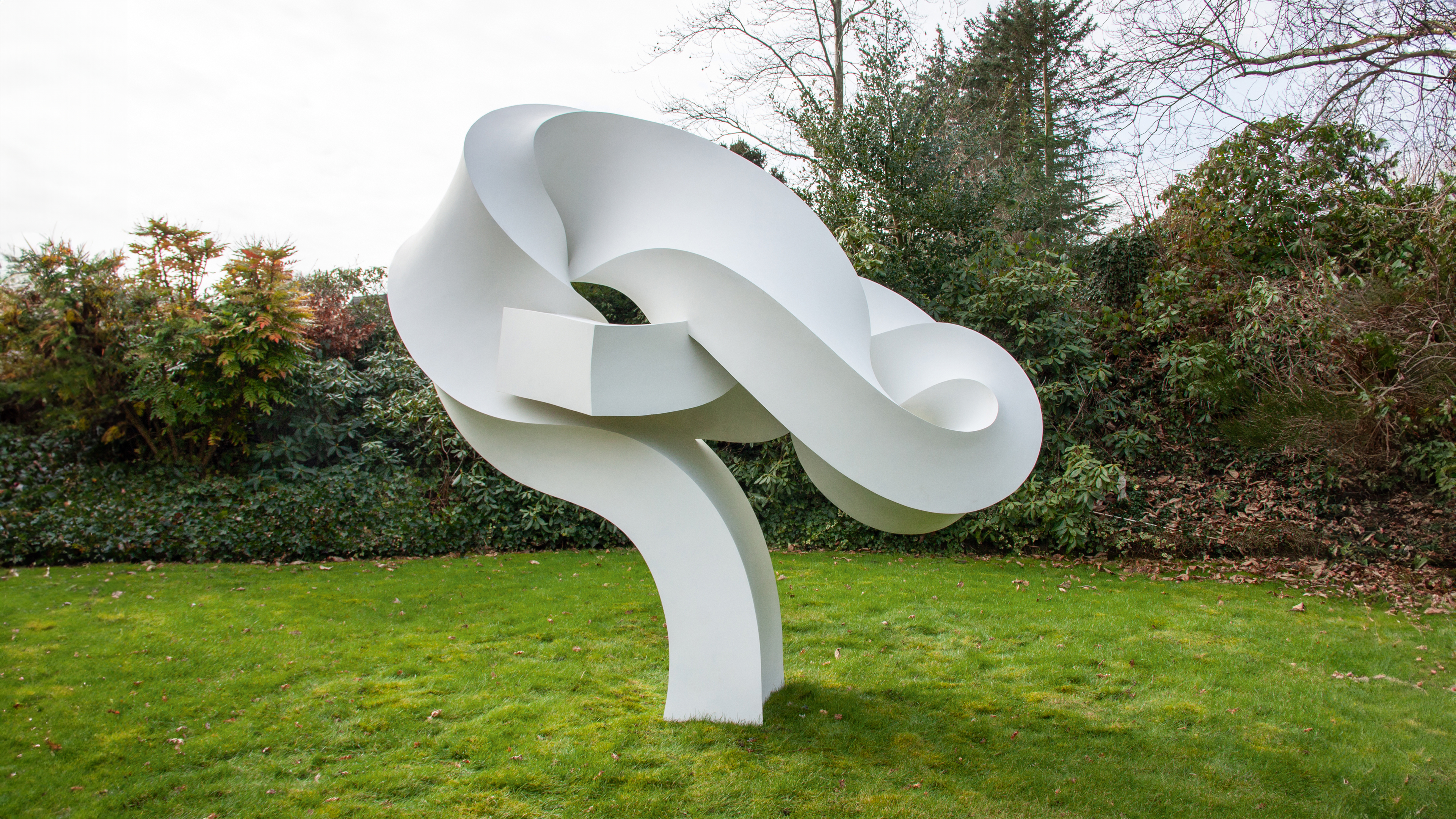 Wei&szlig;e gro&szlig;e Skulptur in der Natur