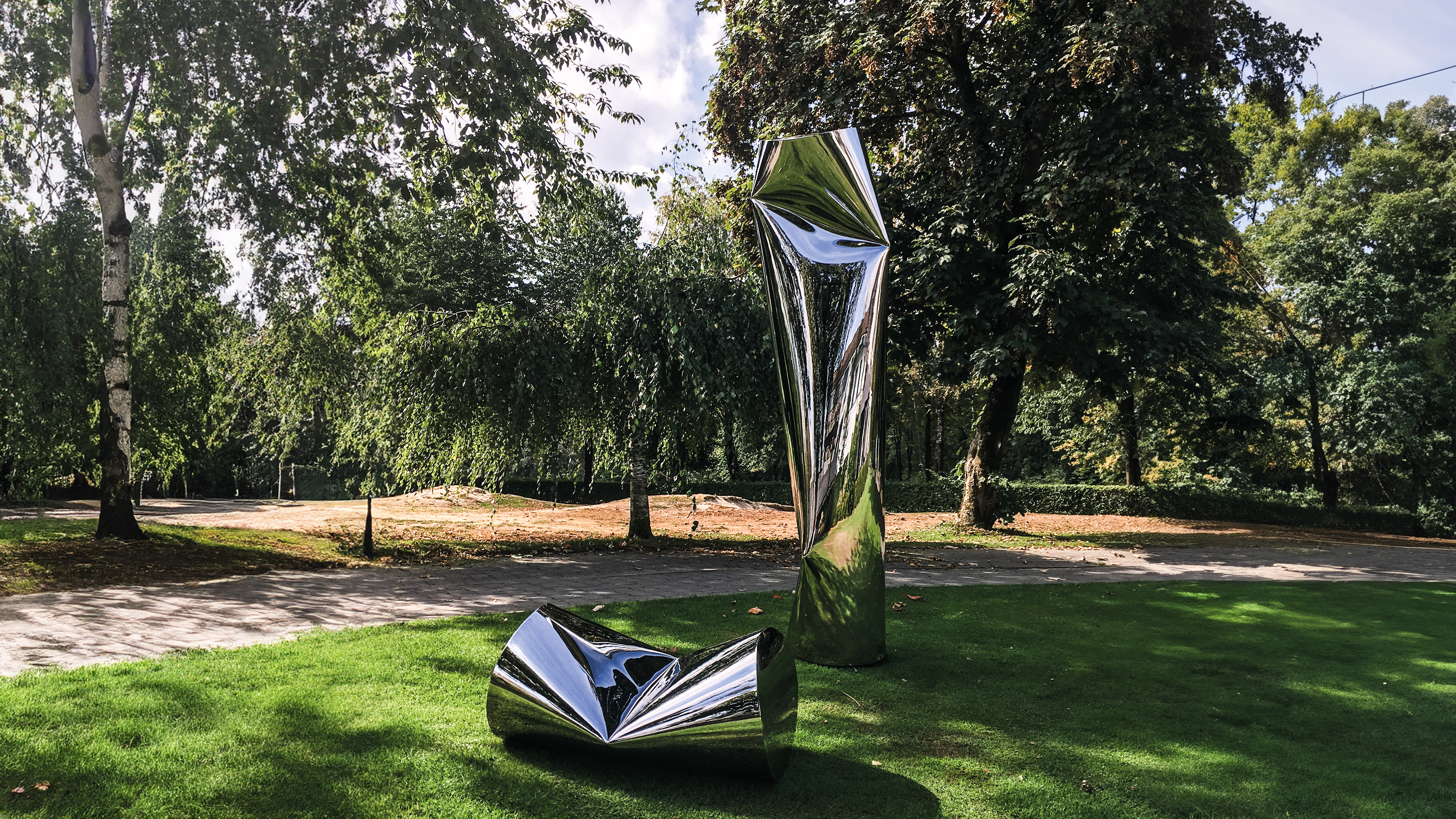 Skulpur in hochglanz silber in der Natur