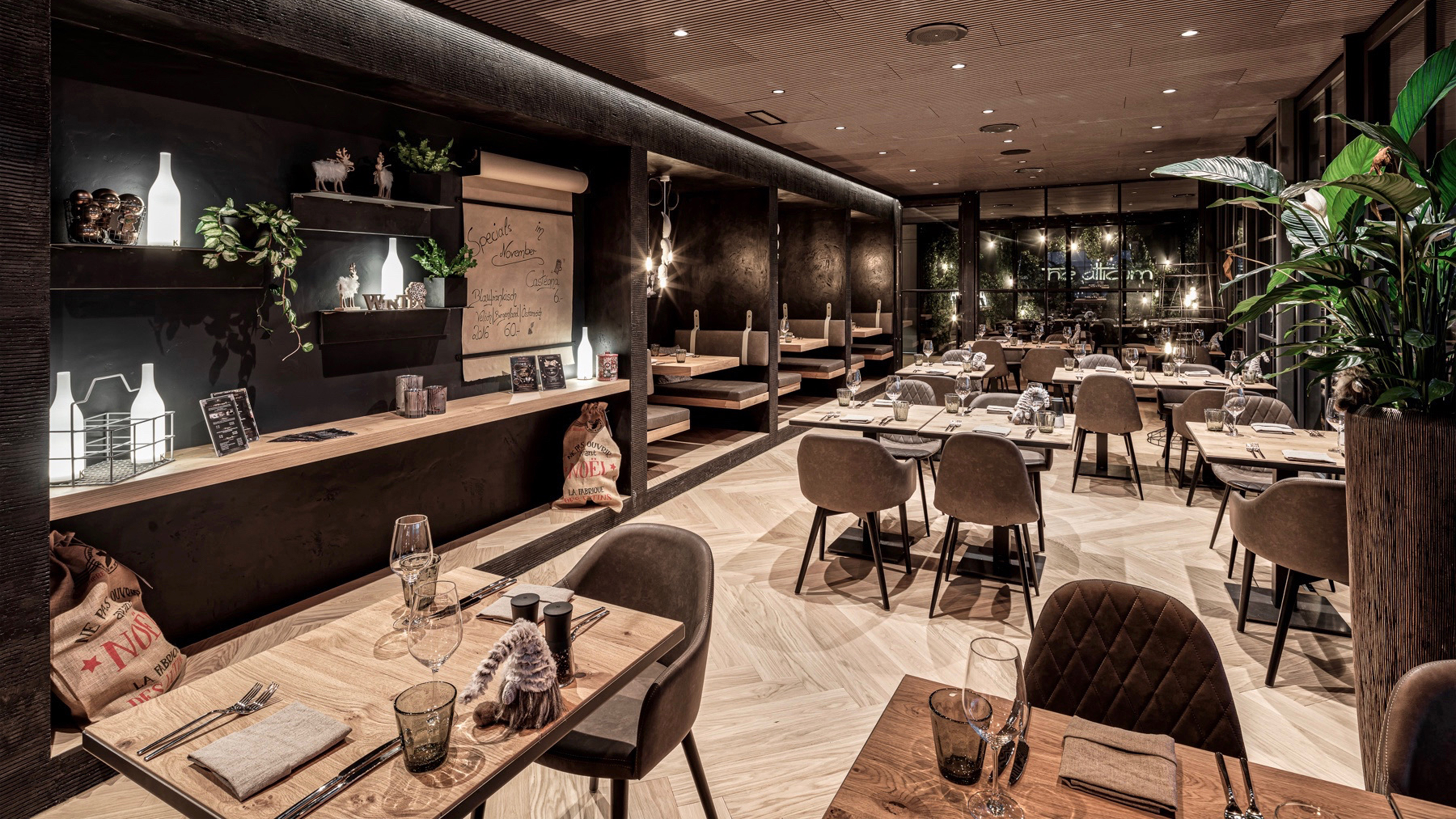 großer Raum mit vielen einzelnen Esstischen und Stühlen