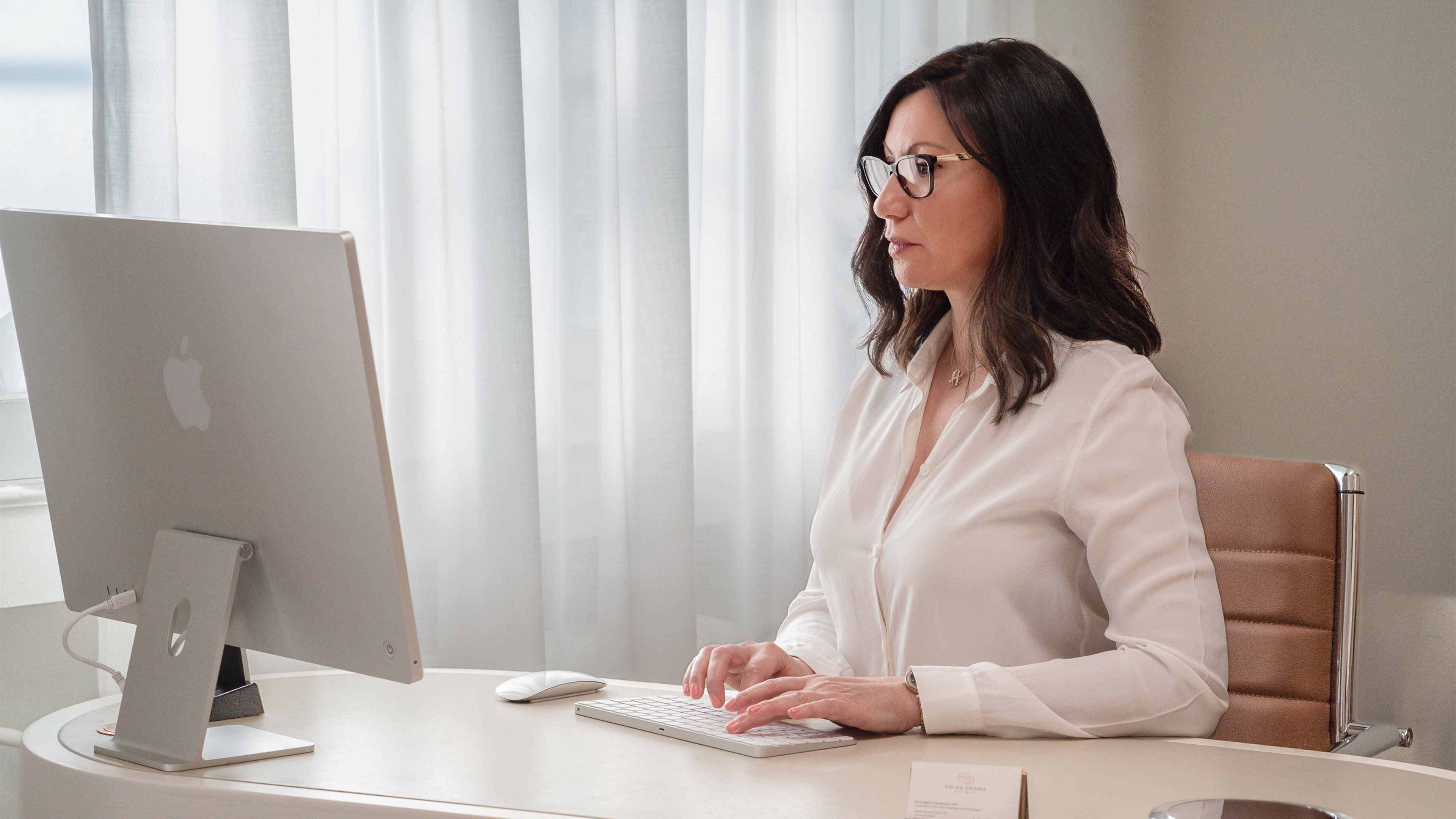 Dr. Evangelia Georgouli CEO & Ärztliche Leiterin der Swiss Derma Clinic Zürich im Büro