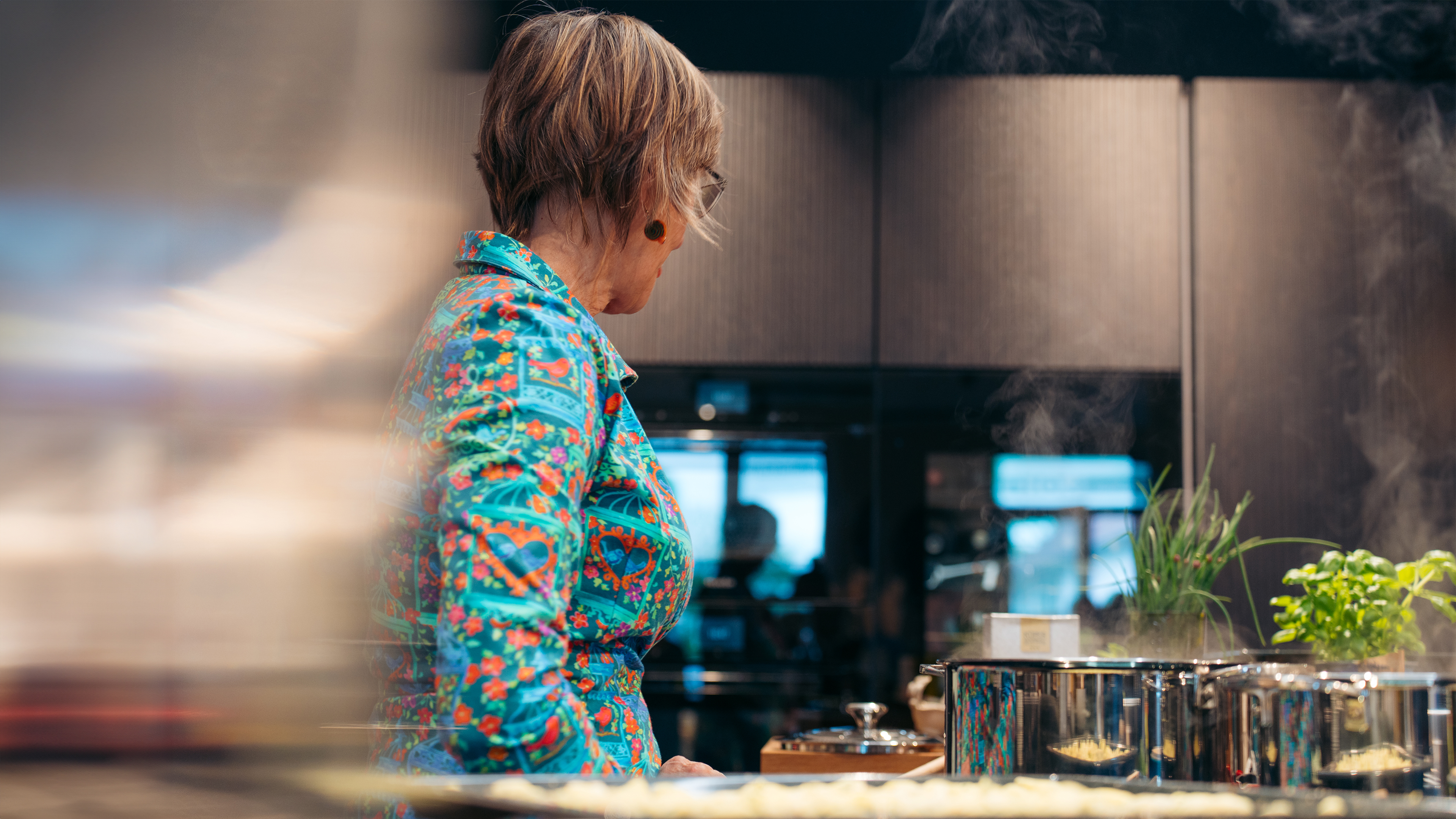 Dame steht in der Küche und kocht