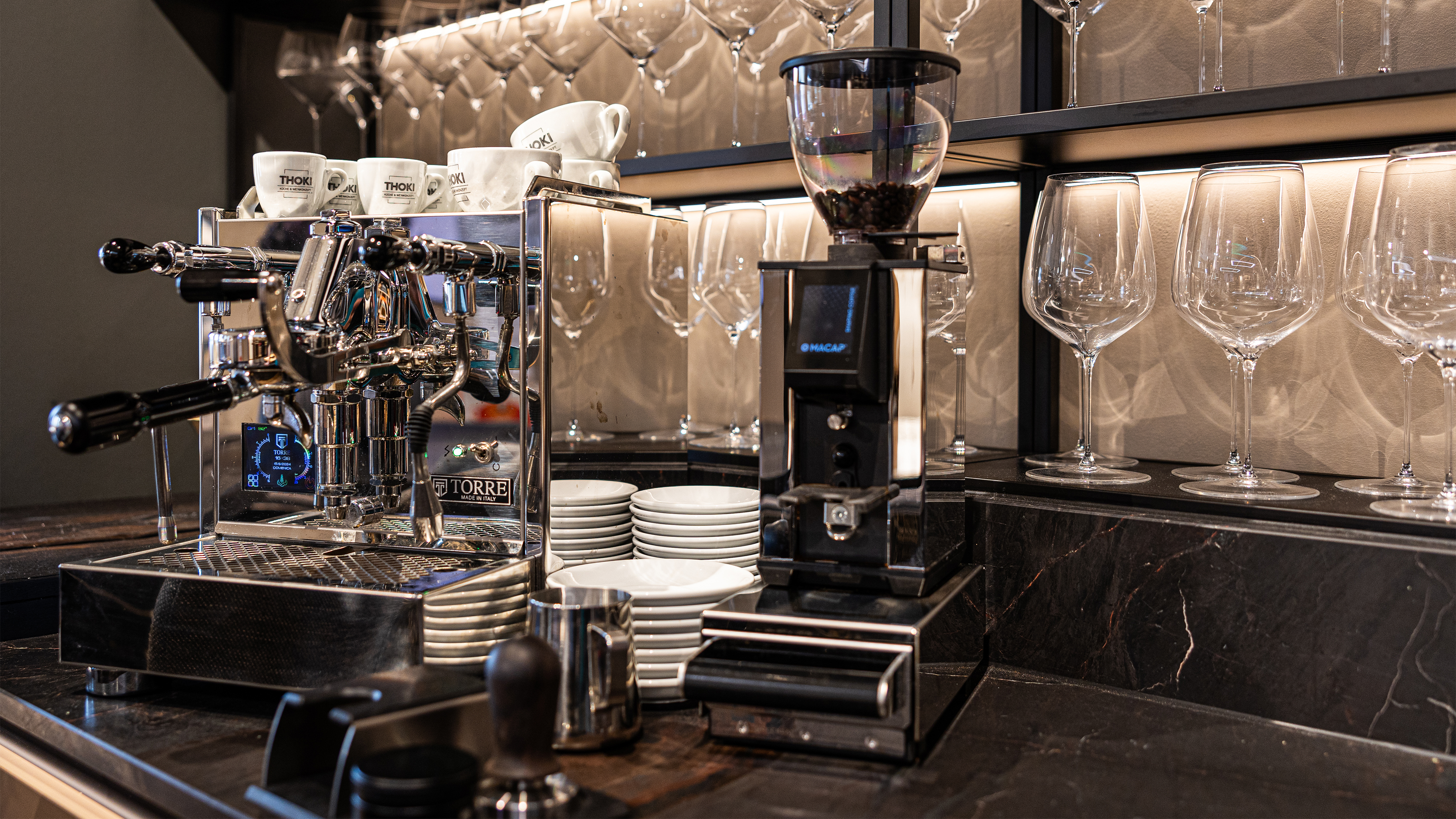 Hochwertige Kaffeemaschine mit gebrandeten Kaffeetassen obendrauf