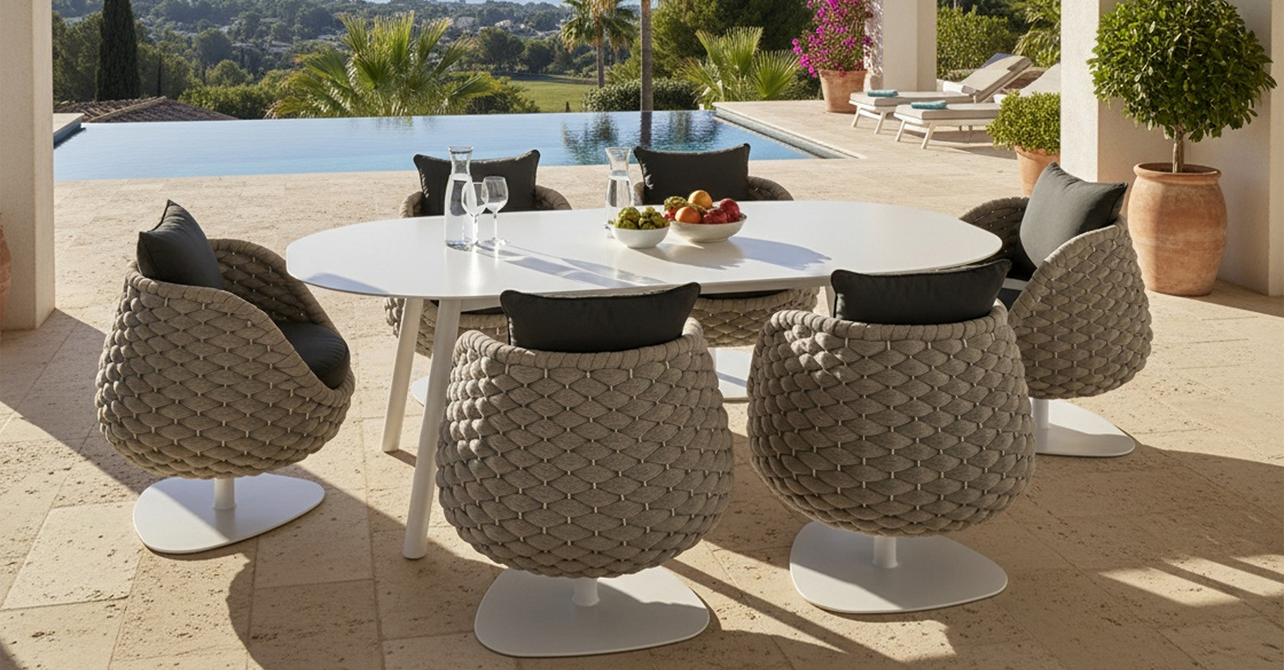 Gartenm&ouml;bel auf sch&ouml;ner sonniger Terrasse mit Infinitypool