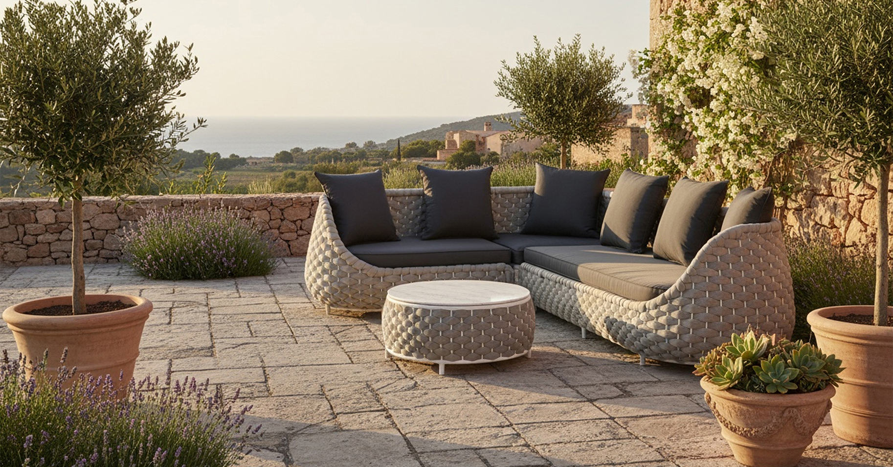 Gartenlounge auf mediterraner Terrasse mit Ausblick
