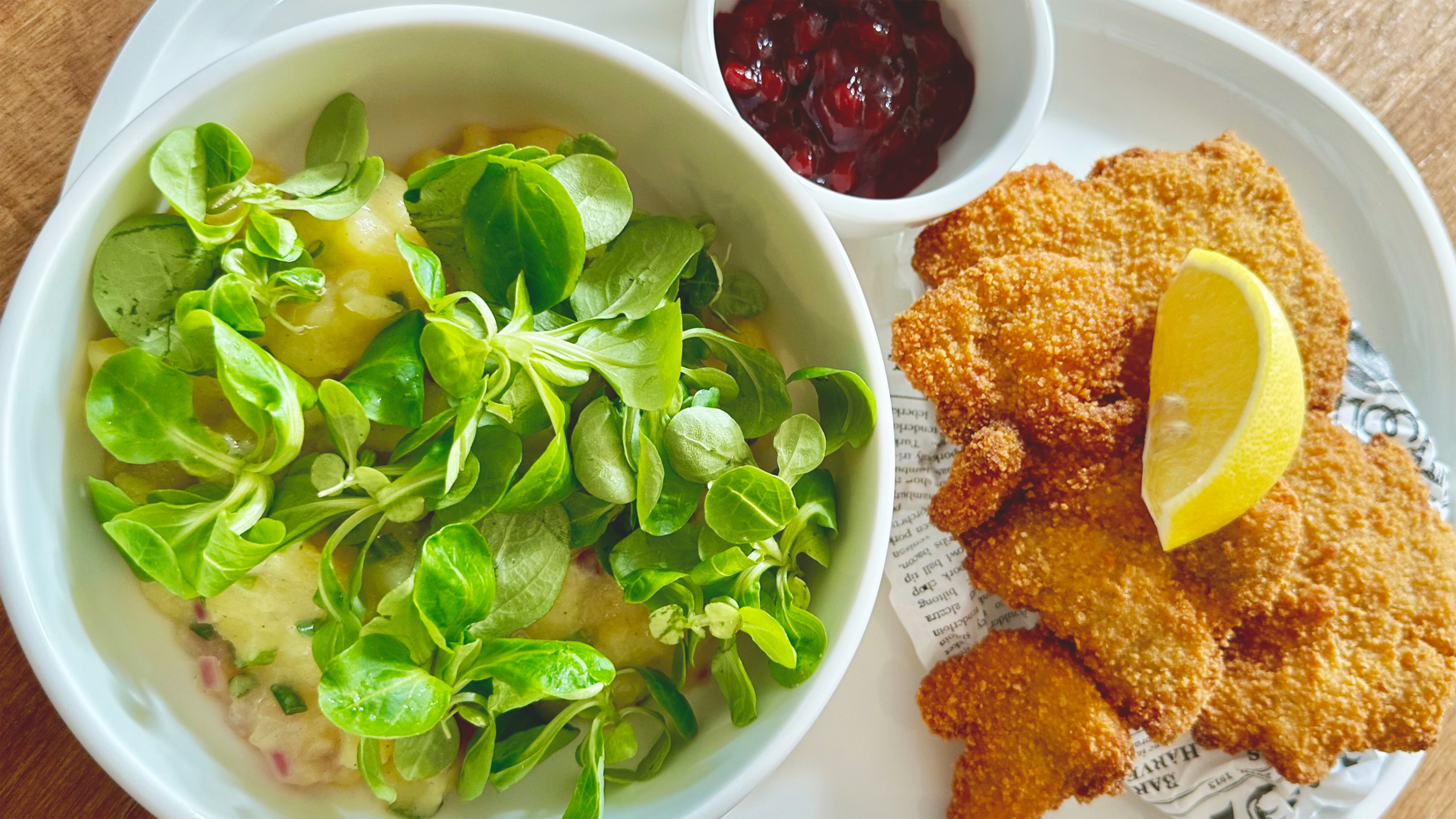Leckeres Schnitzel mit Kartoffelsalat und Preiselbeeren