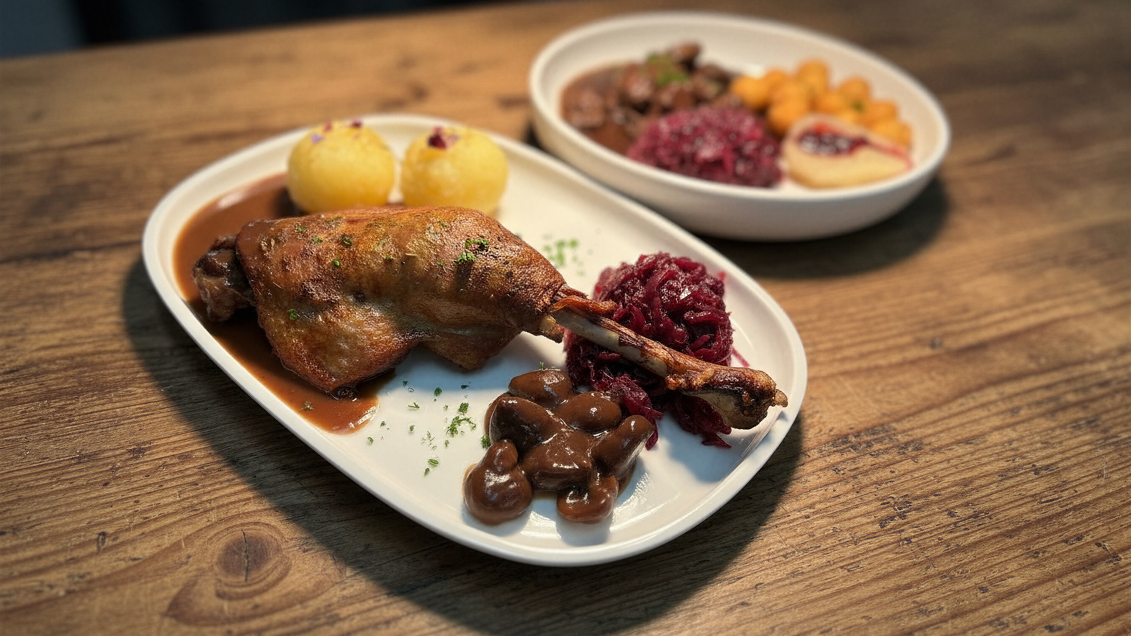 Knusprig leckere G&auml;nsekeule mit Rotkohl 