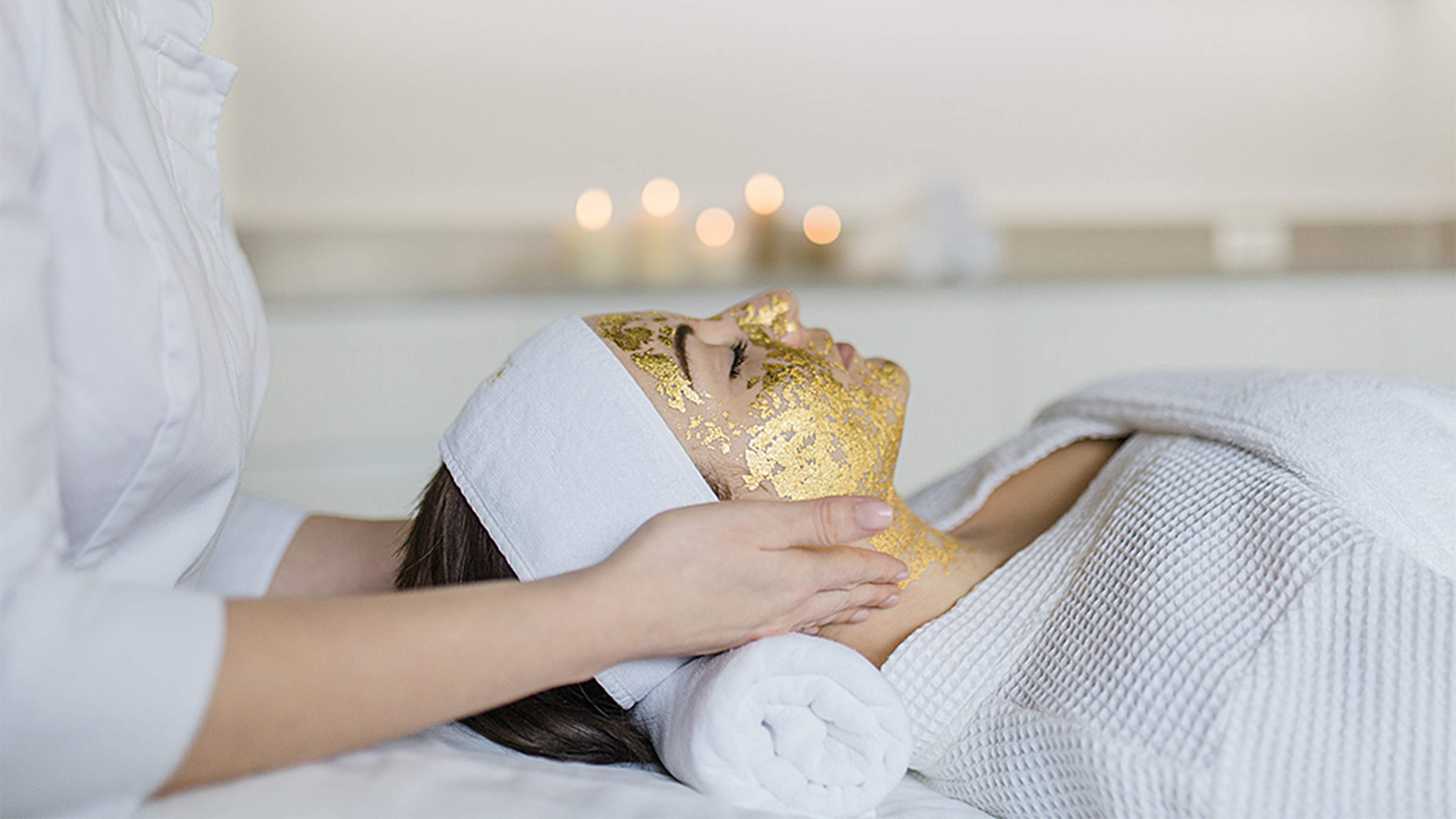 Gesichtsbehandlung mit Gold-Maske