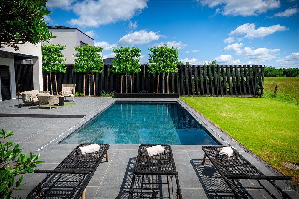 Pool im offenem Garten