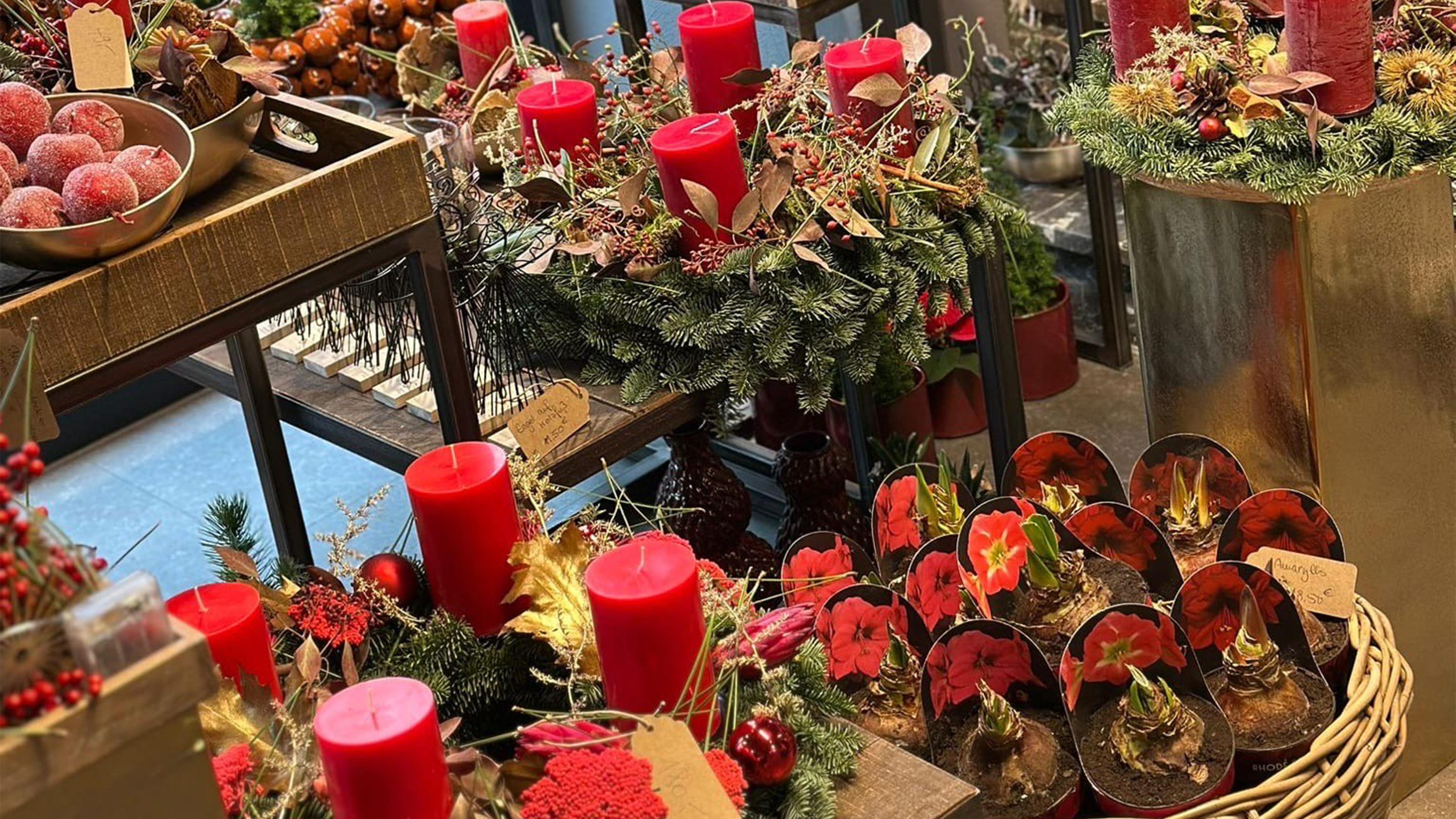 Rote Adventskränze